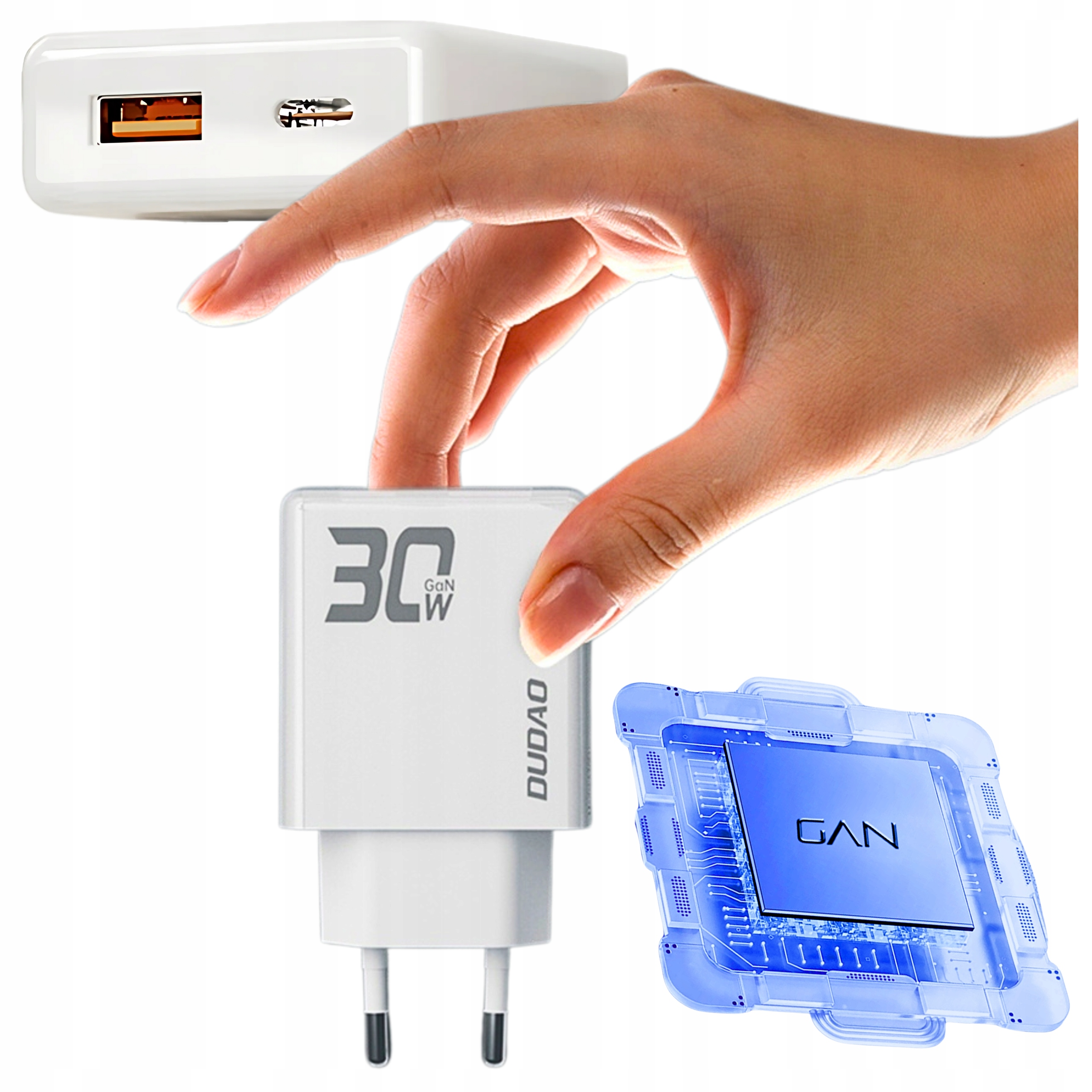 Dłoń trzymająca białą ładowarkę z pomarańczowymi portami, z telefonem i cyfrowym chipem GAN.