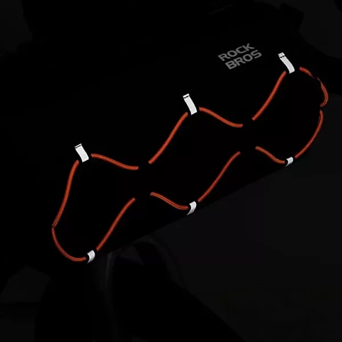 Zbliżenie czarnej torby z napisem 'ROCK BROS' w kolorze białym i pomarańczowymi odblaskowymi sznurkami na czarnym tle.