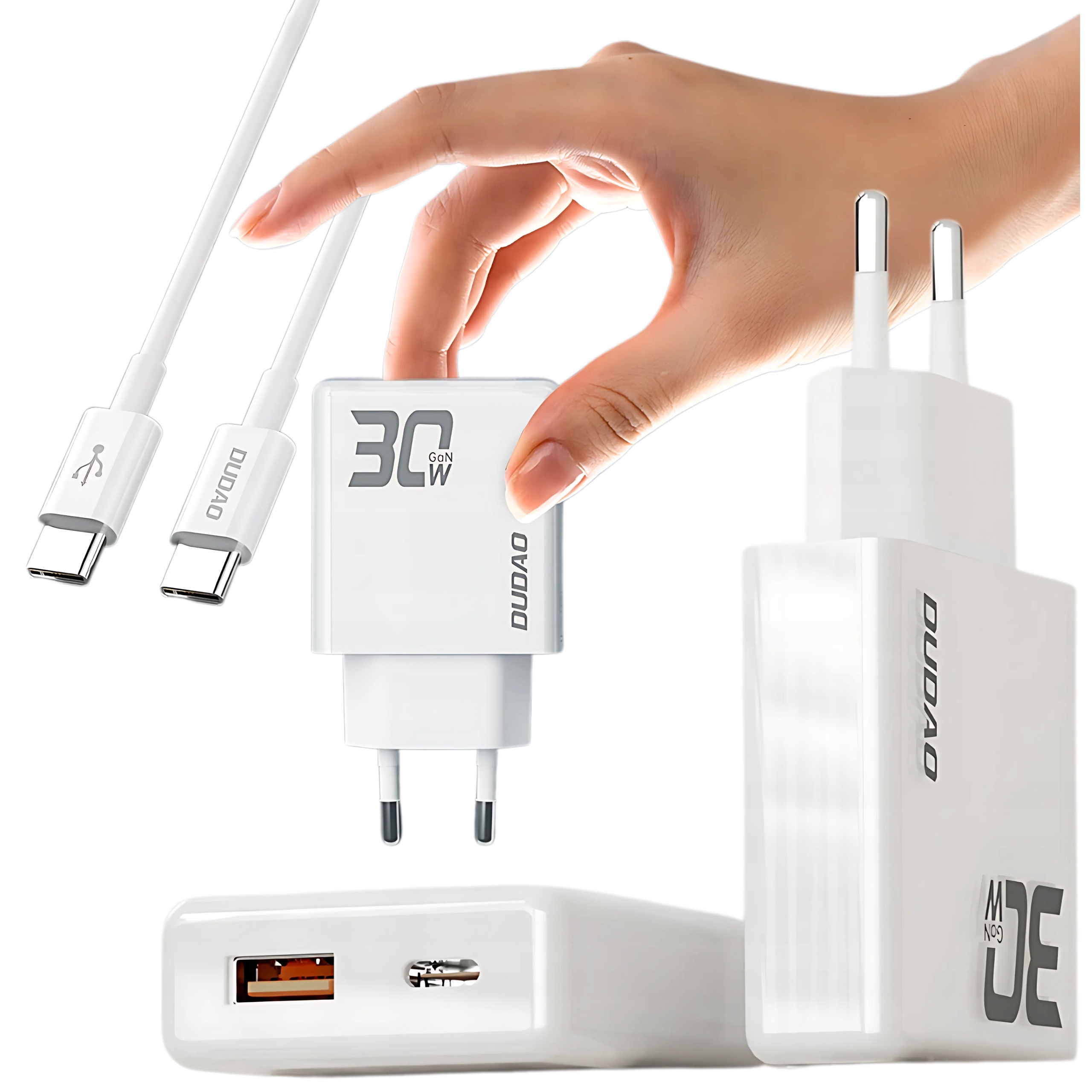 Białe ładowarki i kable. Ręka trzyma ładowarkę. Ładowarki mają '30W'. Kable mają 'Dudao'.