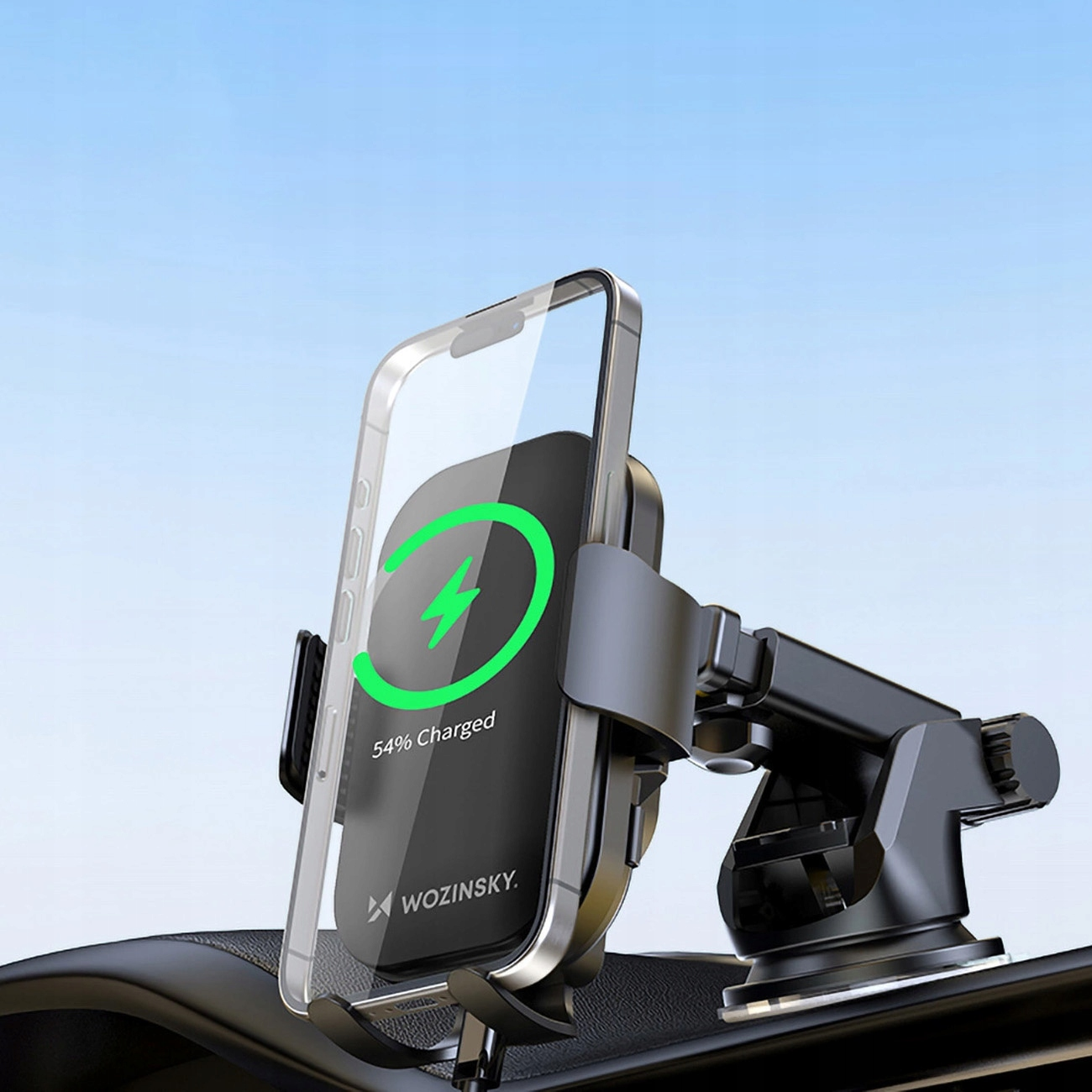 Czarny uchwyt na telefon z telefonem pokazującym wskaźnik ładowania. Tło błękitnego nieba.