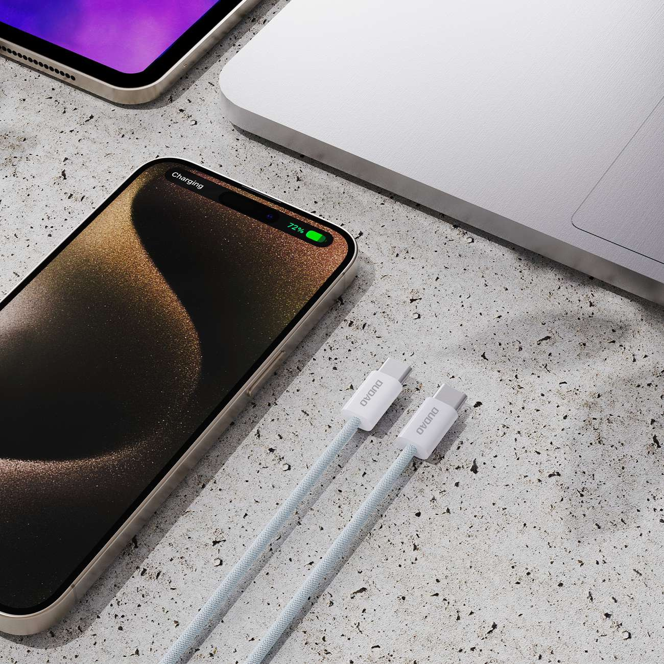 Telefon ładujący się z podłączonym kablem. Telefon leży na powierzchni. Kabel ma nadruk 'Dudao'.