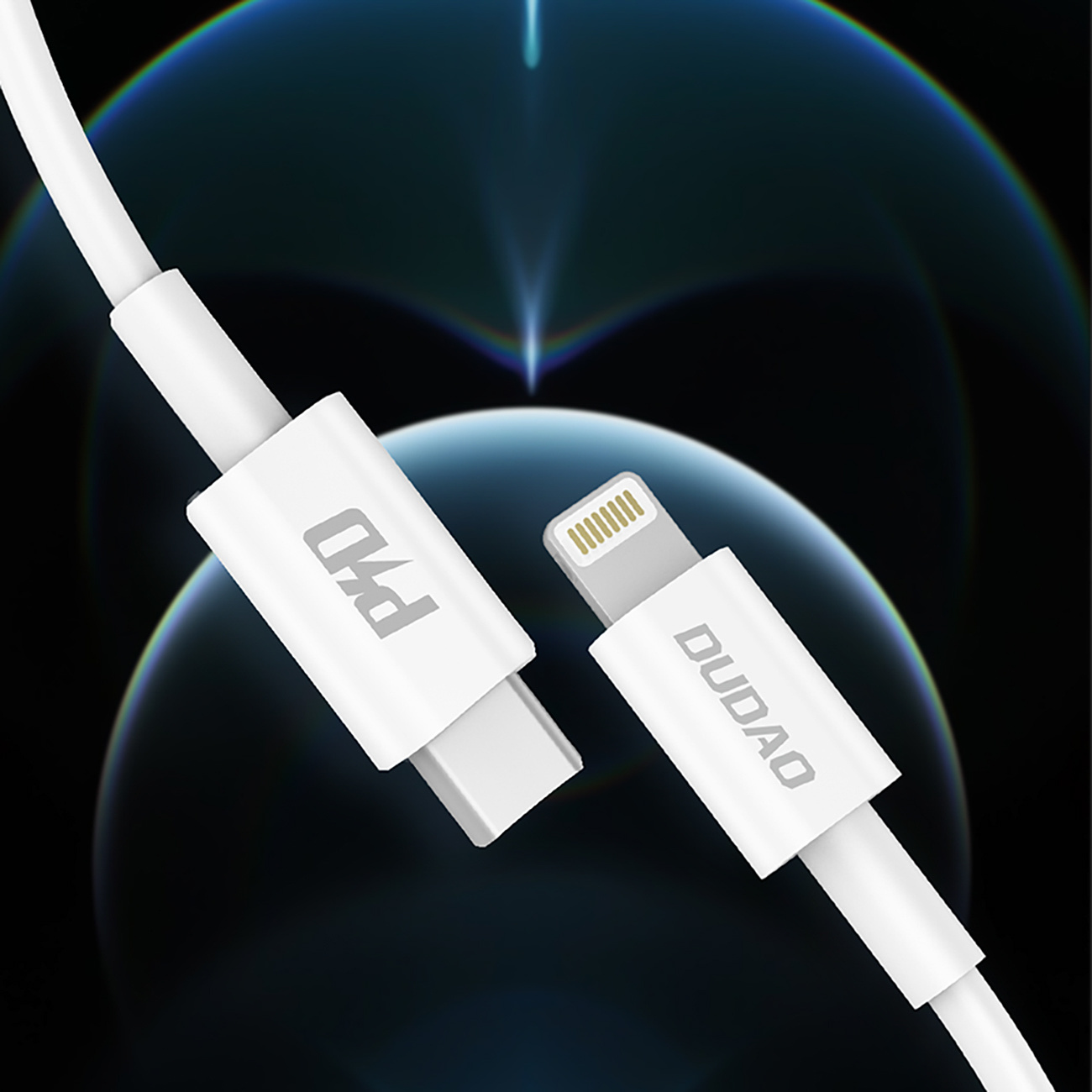 Dwa białe kable USB z logo P4D i DUDOA, jeden USB-C i jeden złącze Lightning.