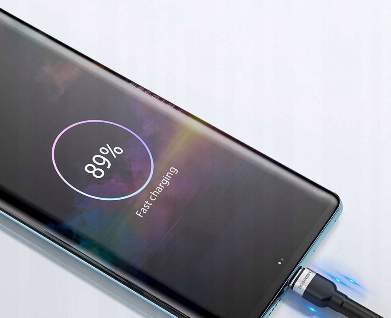 Smartphone in carica con cavo Wozinsky. Il telefono mostra 89% e ricarica rapida. Estremità USB-C inserita.
