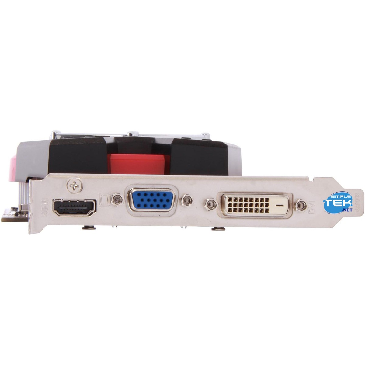 Scheda grafica con più porte. Ha porte HDMI, VGA e DVI. La scheda è su sfondo bianco.