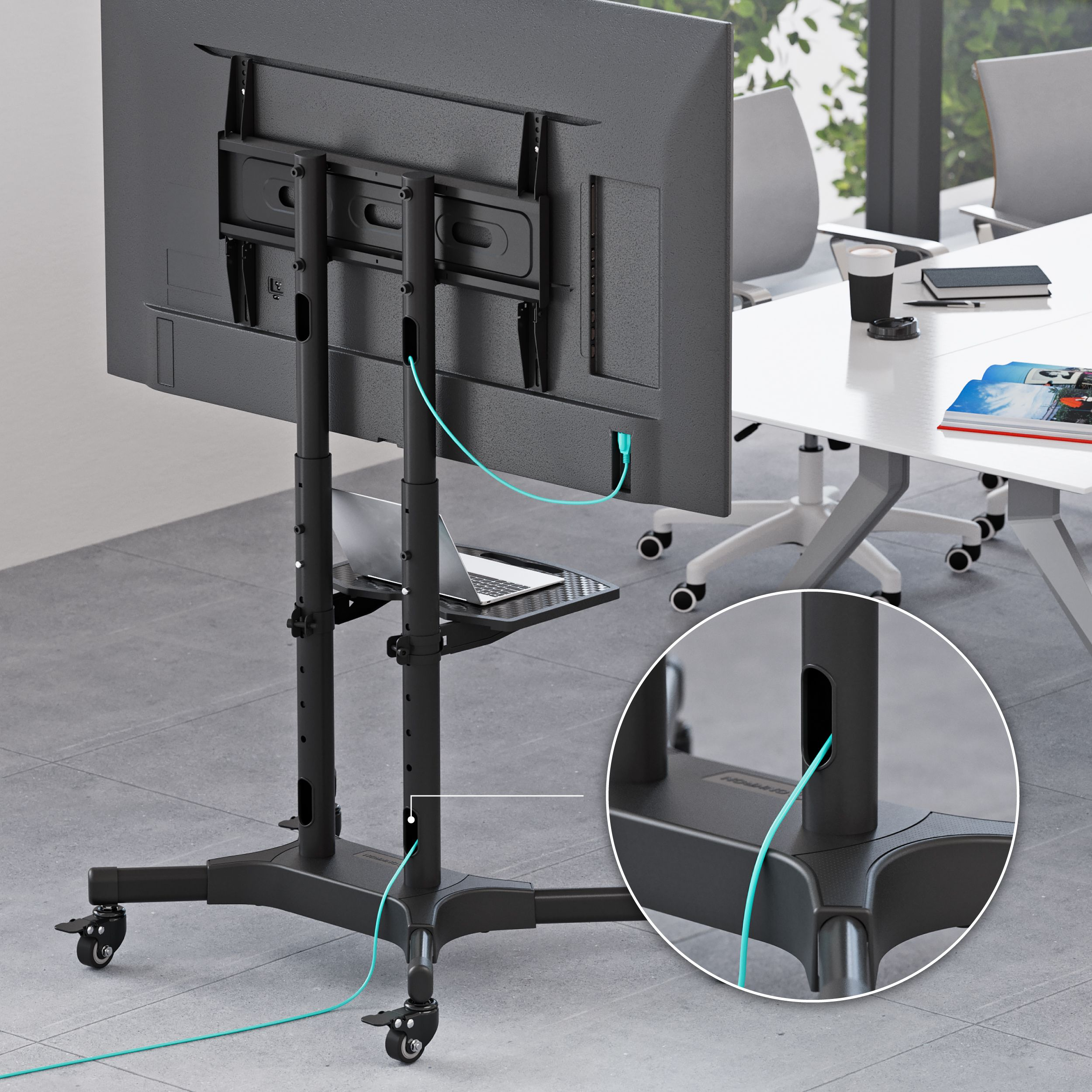 Stojak TV z laptopem i kablami na półce. Szczegółowy widok zarządzania kablami.