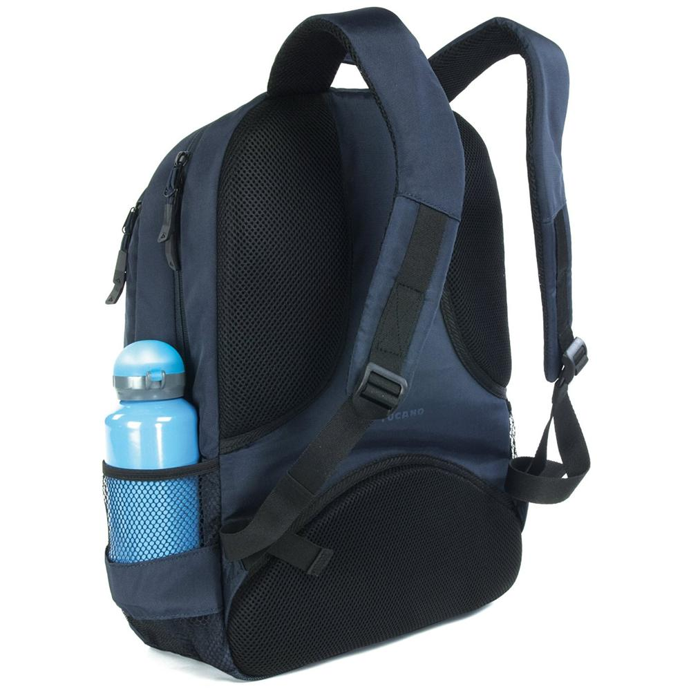 Zaino blu scuro con una bottiglia d'acqua blu nella tasca laterale a rete.