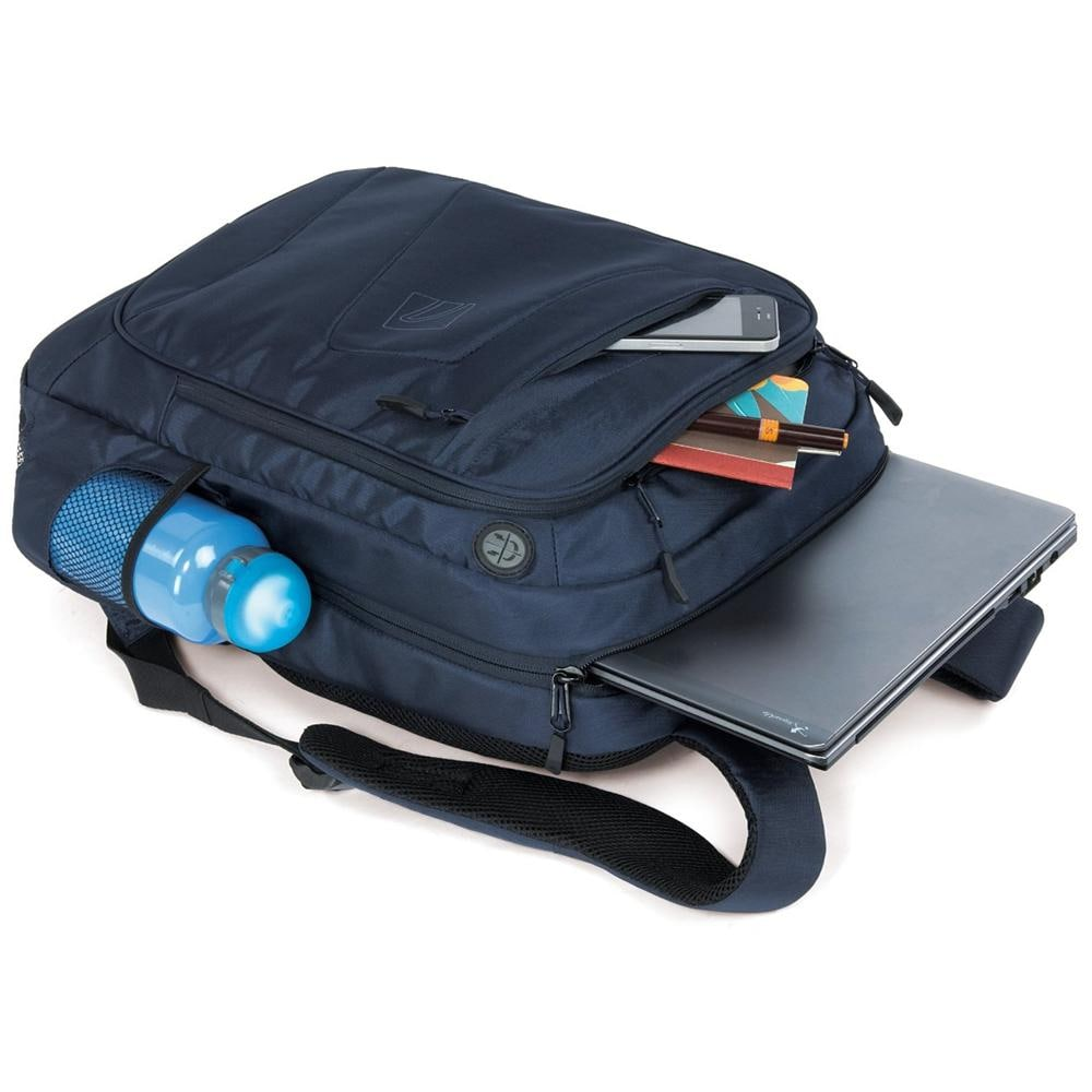Zaino blu navy, aperto, con laptop, tablet, bottiglia d'acqua e cancelleria, sfondo bianco.