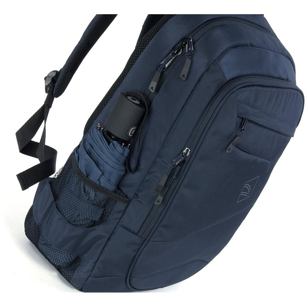 Zaino blu scuro con ombrello nella tasca laterale. Cerniere e logo.
