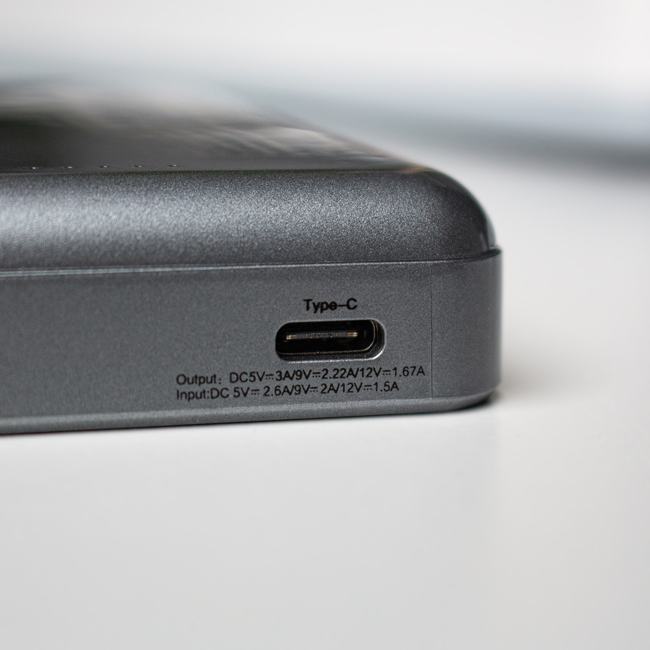 Zbliżenie power banku z portem Type-C i tekstem wskazującym specyfikacje wejścia i wyjścia.