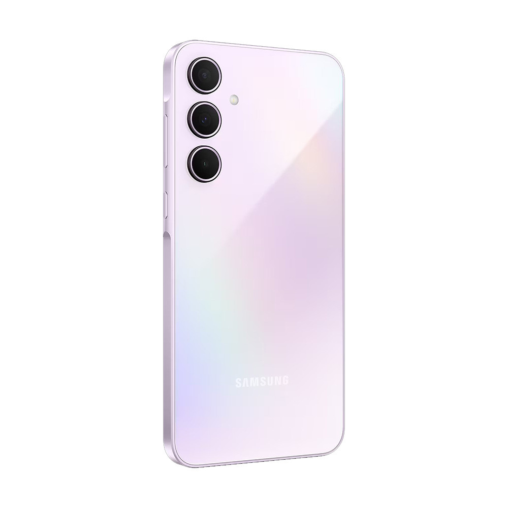 Tył jasnofioletowego smartfona z 3 aparatami. Logo Samsung na dole. Srebrna ramka.