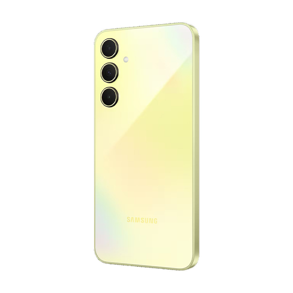 Gelber Telefonrücken, Dreifachkamera, 'SAMSUNG'-Text. Winkelansicht. Hellgelber Rahmen.