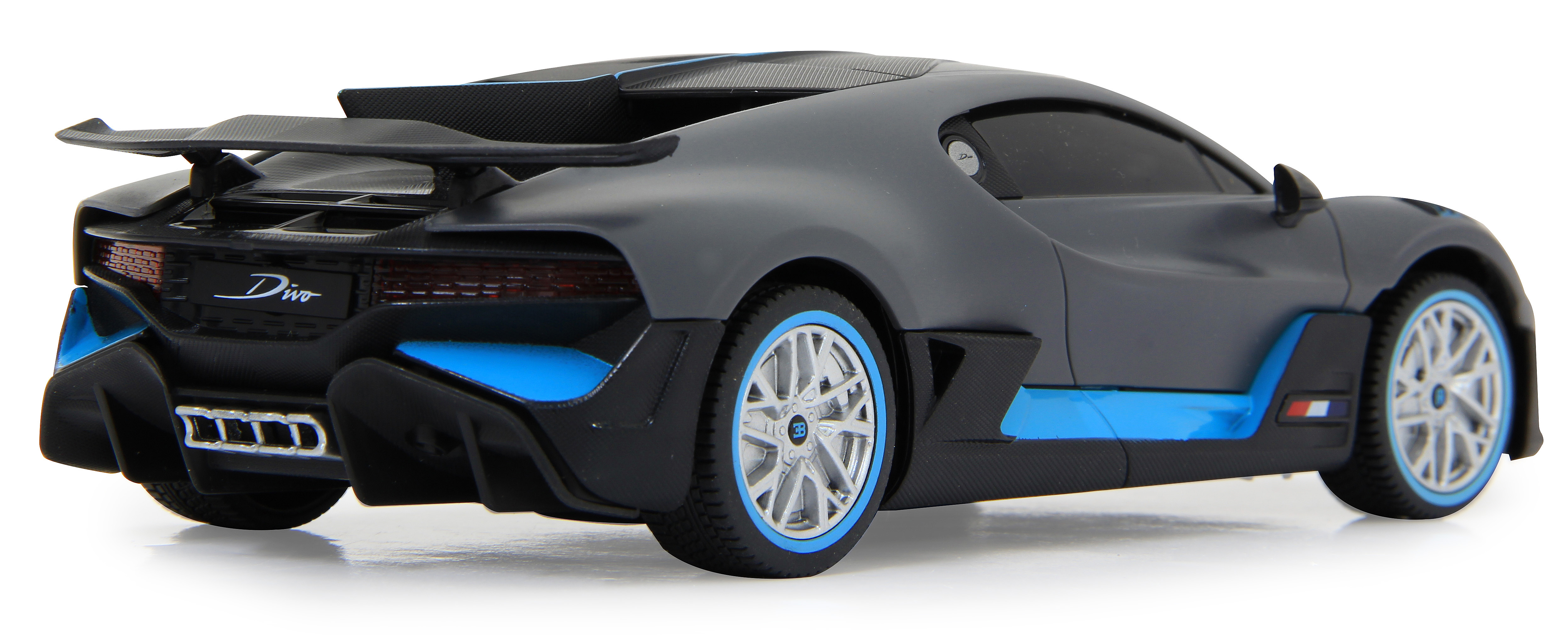 Ein graues Spielzeugauto mit blauen Akzenten, einem Spoiler und einem Bugatti-Logo hinten.