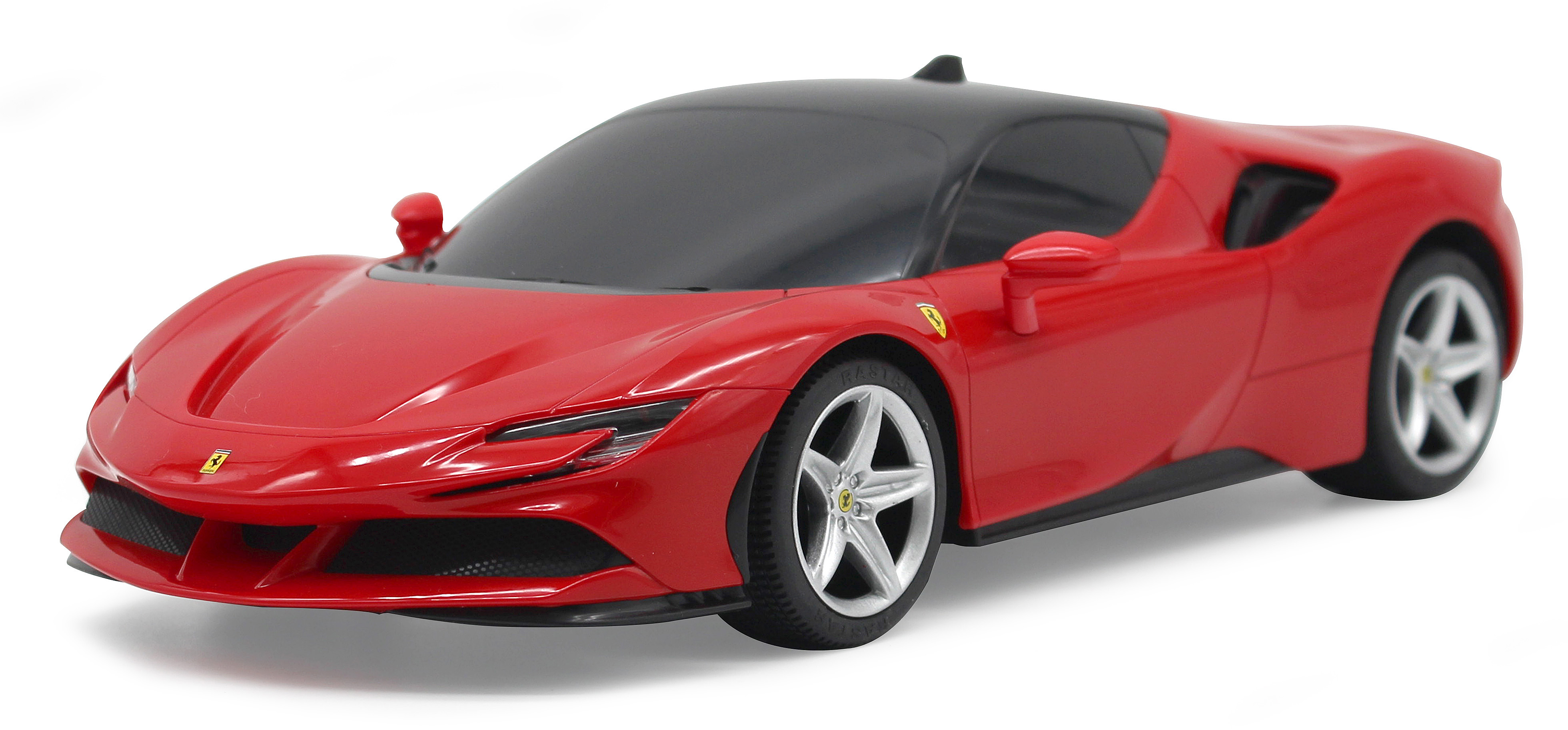 Ein roter Ferrari SF90 Stradale mit schwarzem Dach, der sein schlankes Design und silberne Räder auf weißem Hintergrund zeigt.