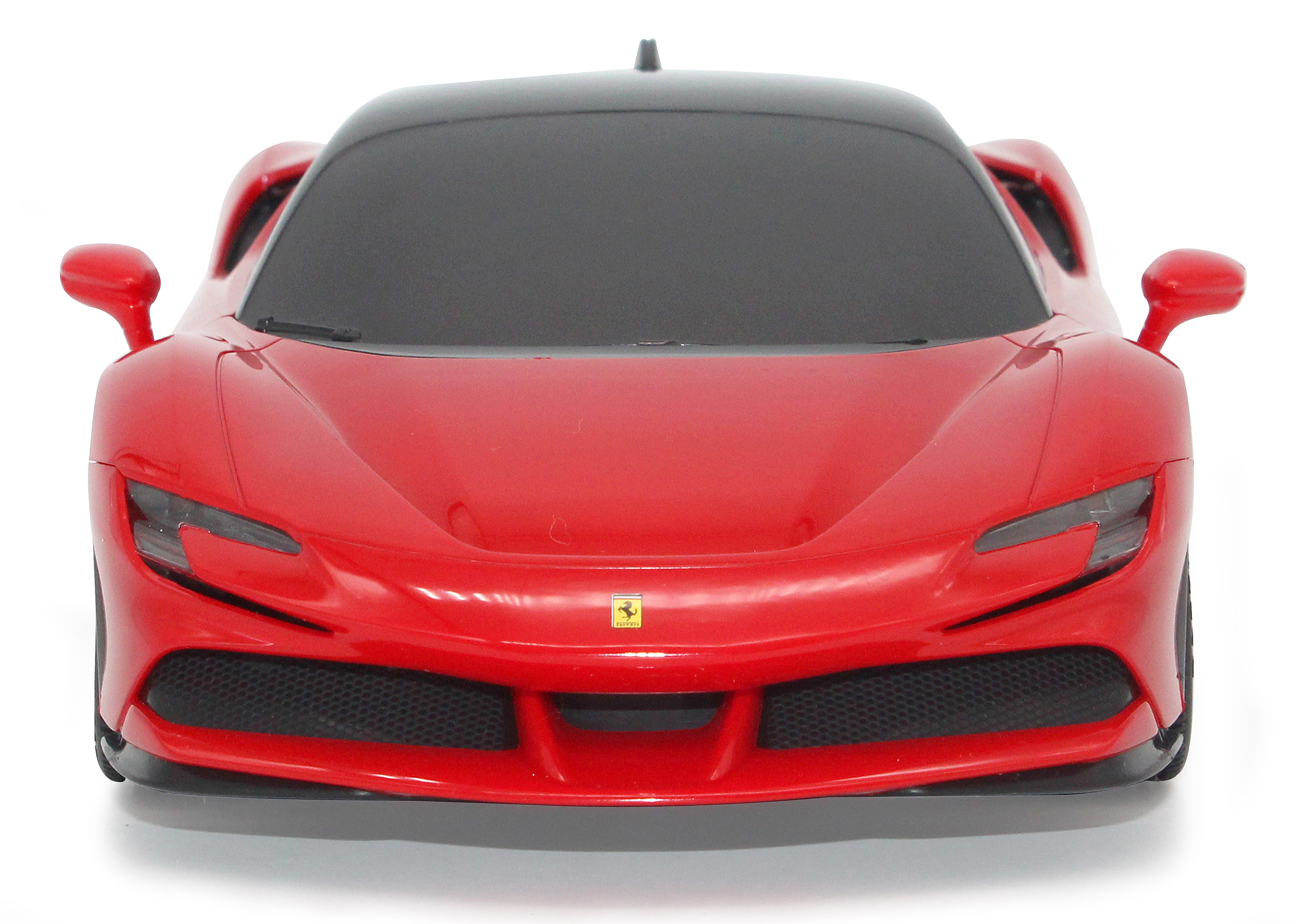 Vorderansicht eines roten Ferrari SF90 Stradale mit schwarzem Dach, der sein aerodynamisches Design auf weißem Hintergrund hervorhebt.