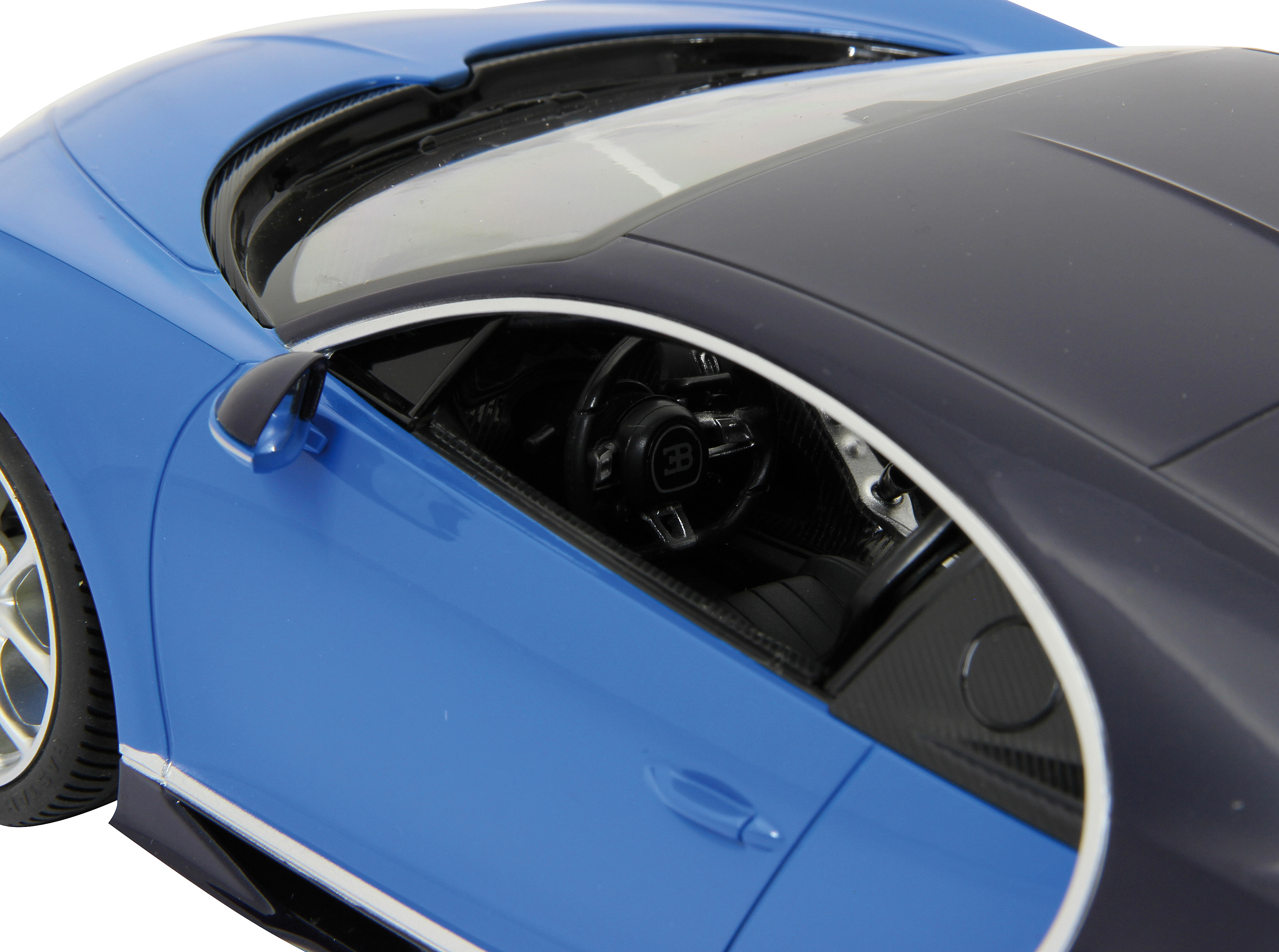 Nahaufnahme eines blau-schwarzen Bugatti Chiron-Spielzeugautos, Innenansicht.