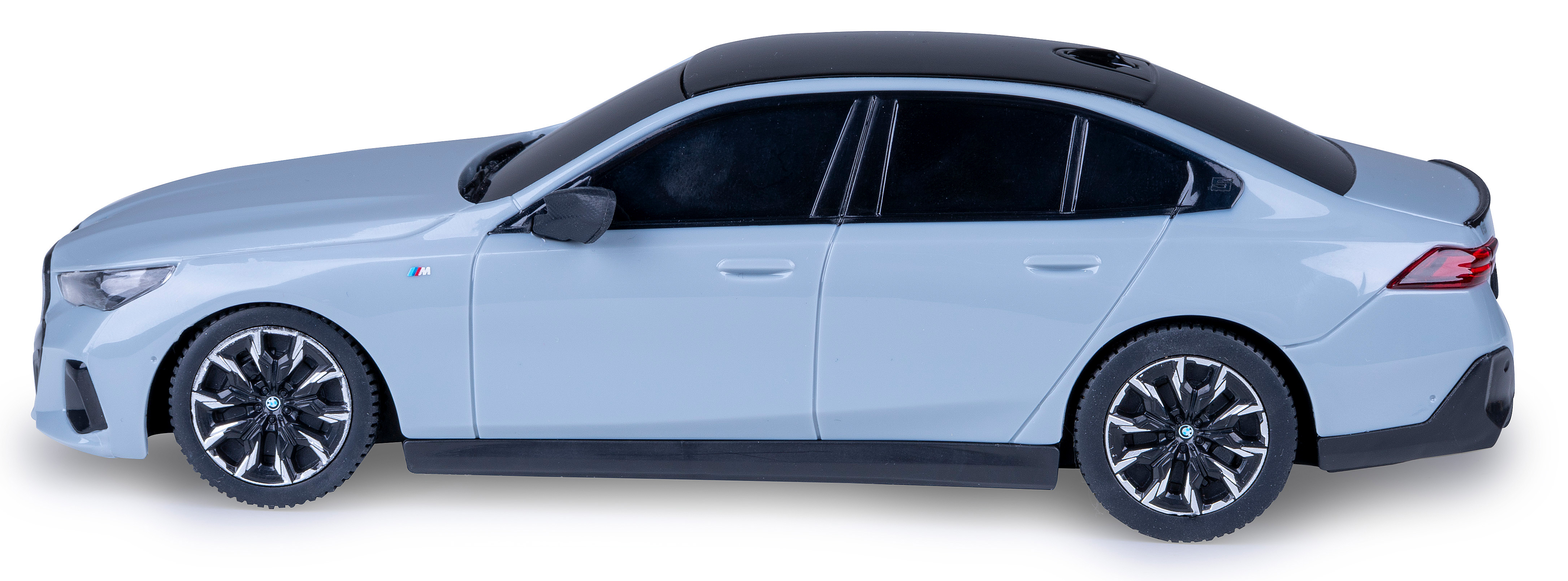 Seitenansicht eines hellblauen BMW i5 M60 Spielzeugautos mit schwarzem Dach und schwarzen Rädern.