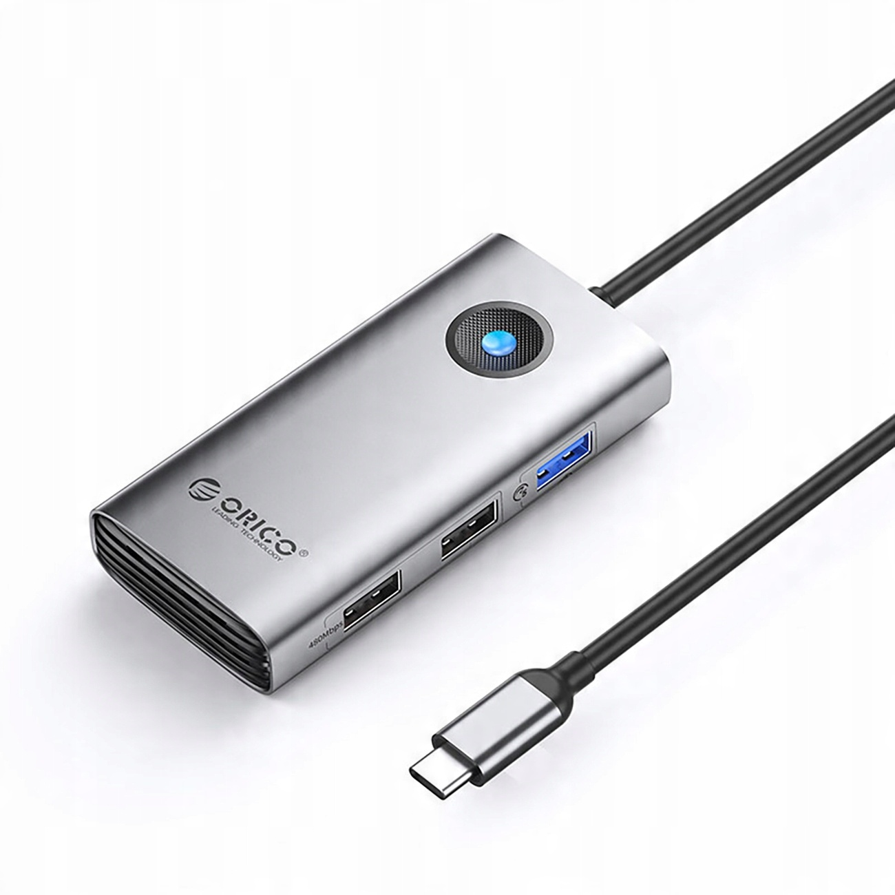 Ein silberner USB-Hub mit mehreren Anschlüssen und einem schwarzen Kabel. Der Hub ist mit 'ORICO' versehen.