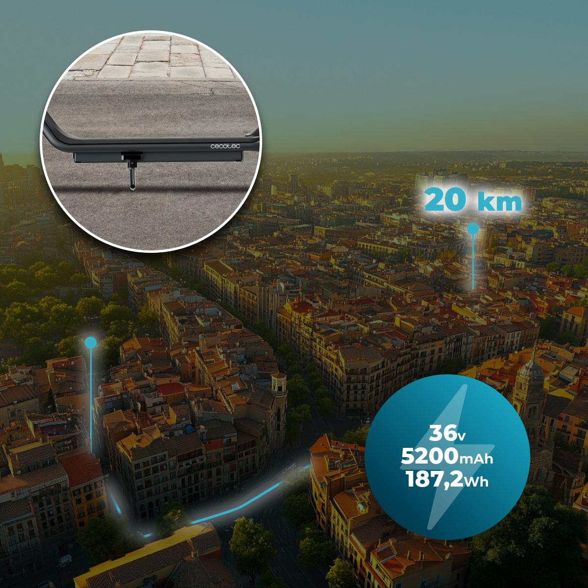 Vista aerea di una città con una grafica di scooter elettrico. Lo scooter ha una grafica che mostra 20 km di autonomia e info batteria.