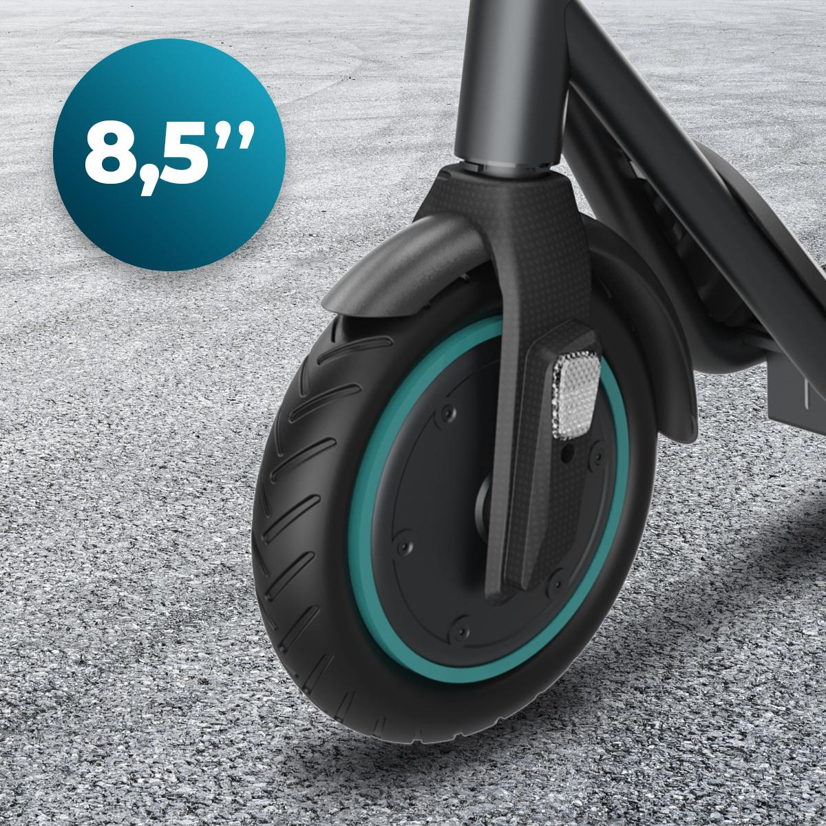 Primo piano della ruota di uno scooter elettrico. La ruota è nera con un accento turchese e lo pneumatico è visibile.