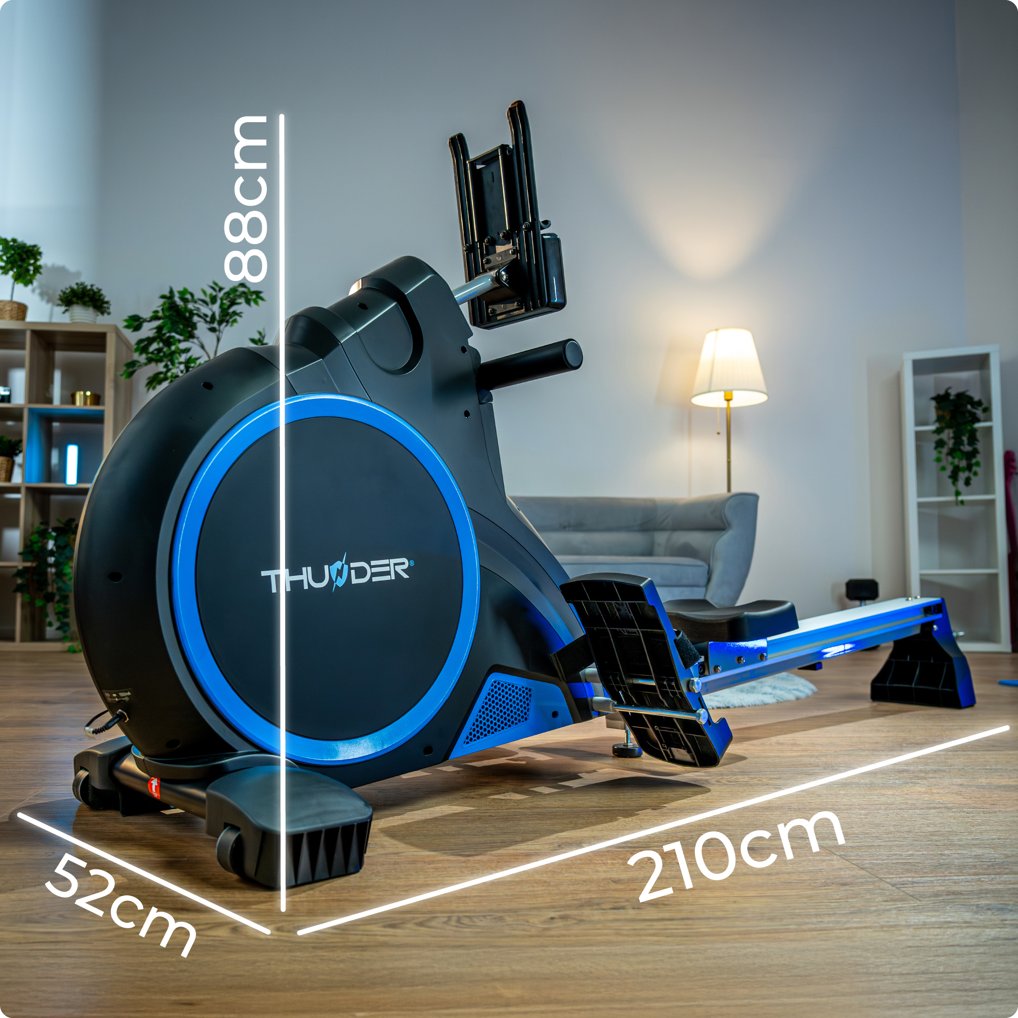 Wioślarz ze wyświetlonymi wymiarami. Niebiesko-czarny design. Lampa i szafka w tle.