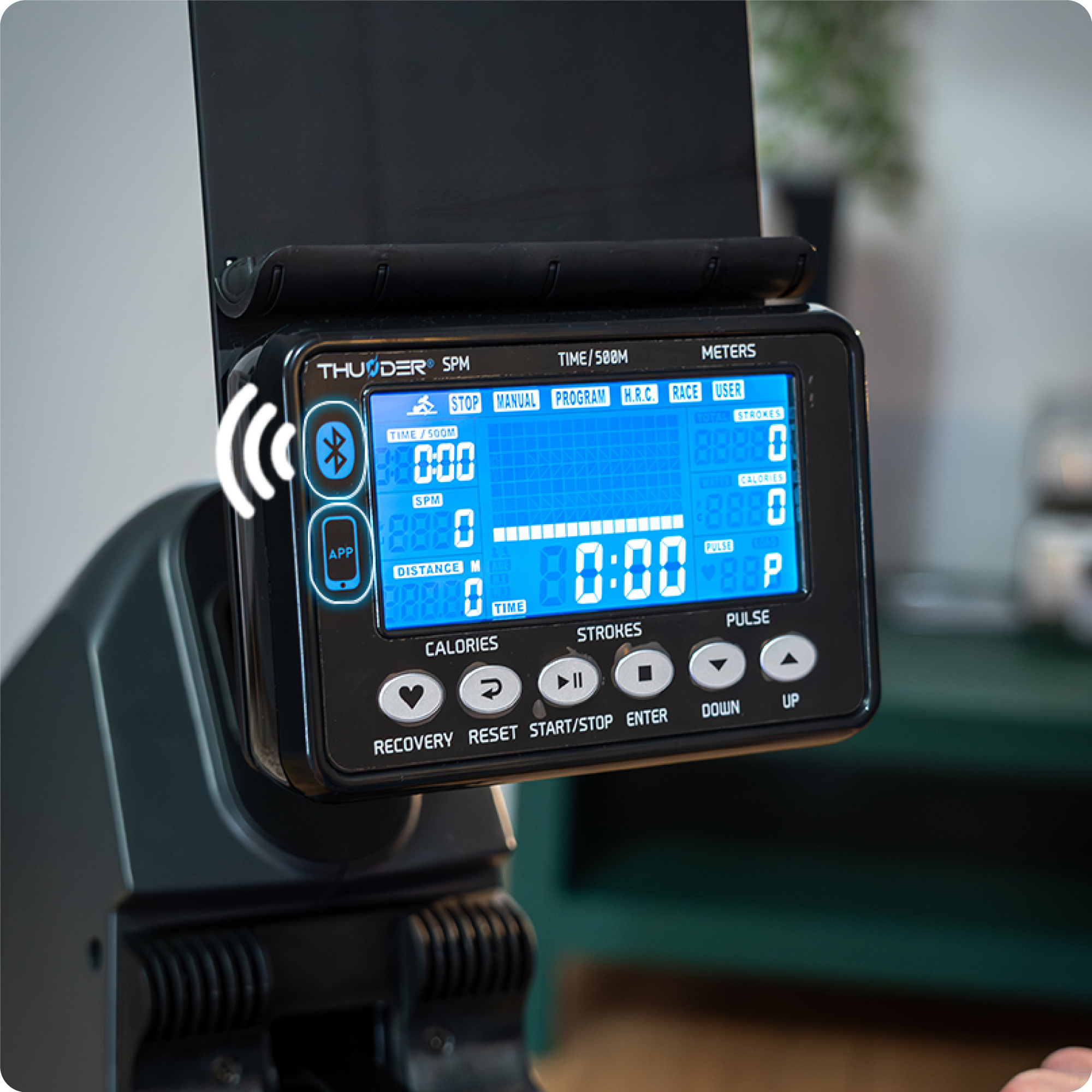 Zbliżenie ekranu wioślarza z wyświetlonymi danymi. Ekran wyświetla czas, prędkość i inne wskaźniki.