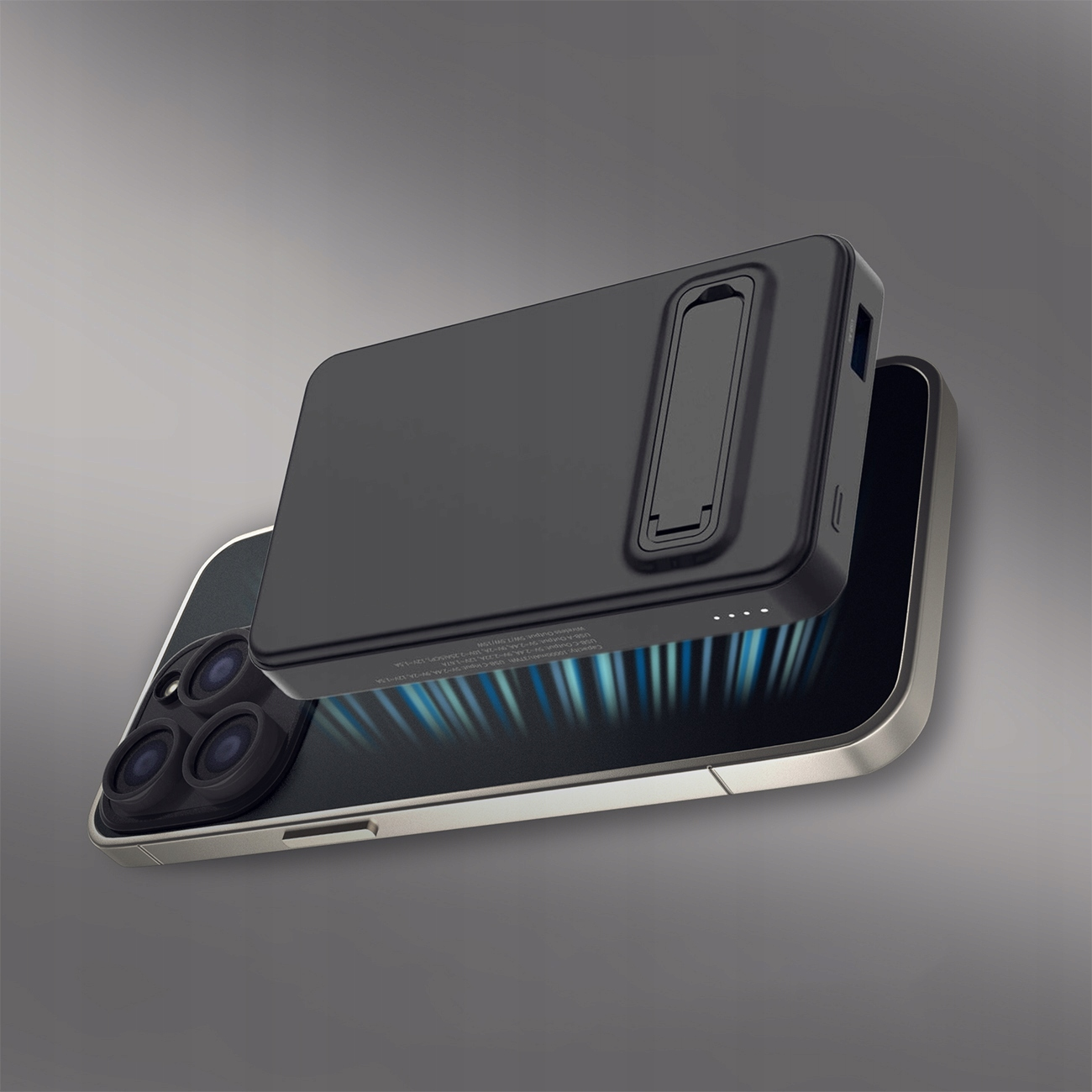 Czarny power bank na telefonie. Telefon ma aparat, czarny power bank ze stojakiem.