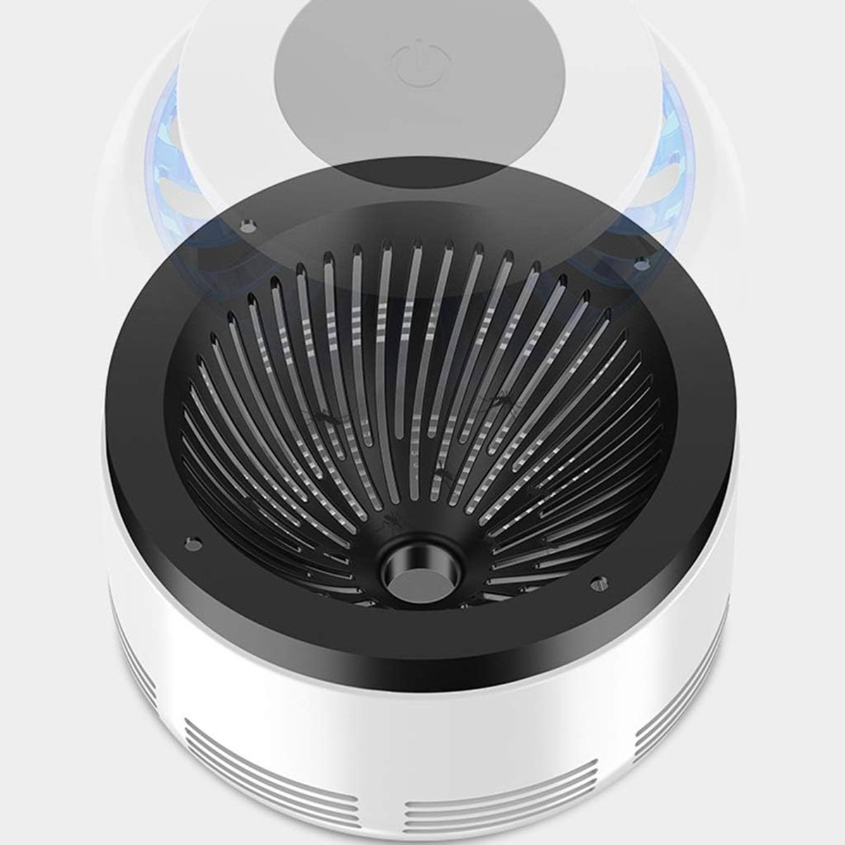 Primer plano del interior de una trampa para mosquitos blanca con un ventilador negro detrás de la luz azul.