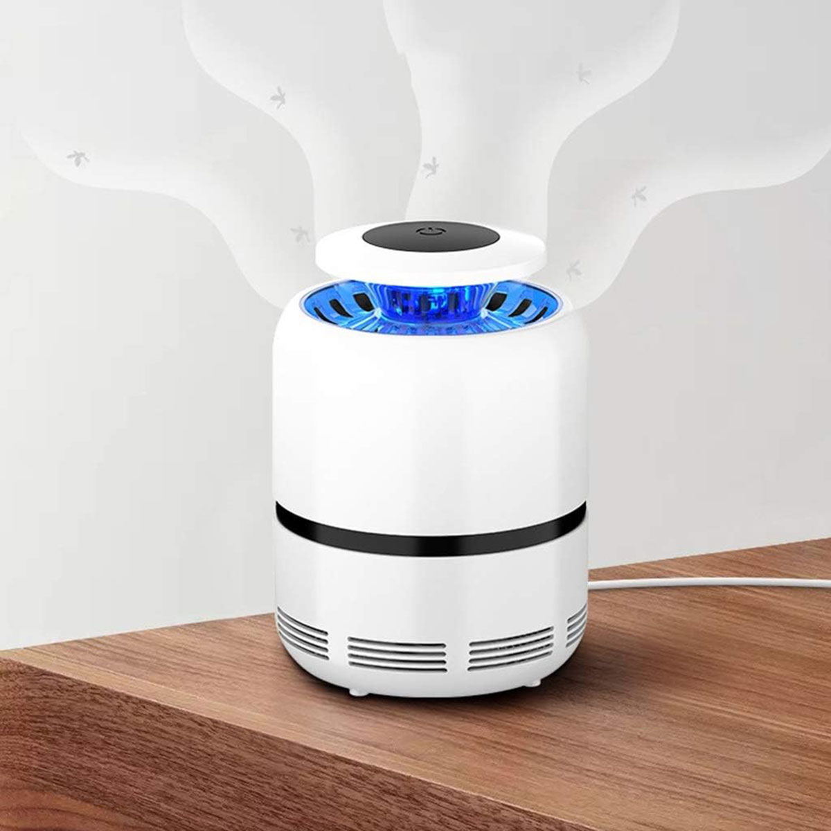 Una trampa para mosquitos cilíndrica blanca sobre una superficie de madera, con luz azul que emana de la parte superior.