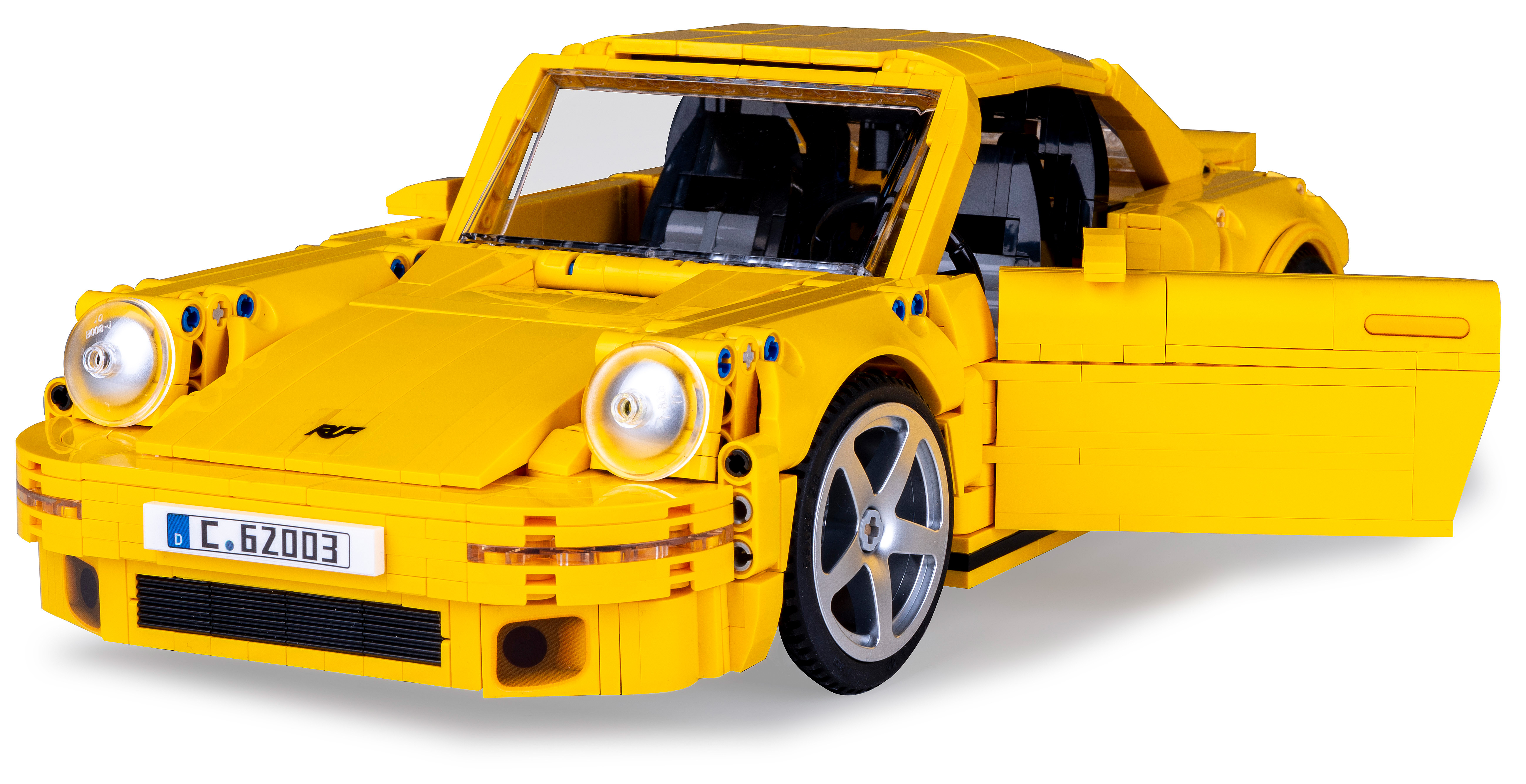 Gelber Lego Porsche mit geöffneter Motorhaube, Türen offen. Schwarzer und roter Motor sichtbar. Weißer Hintergrund.