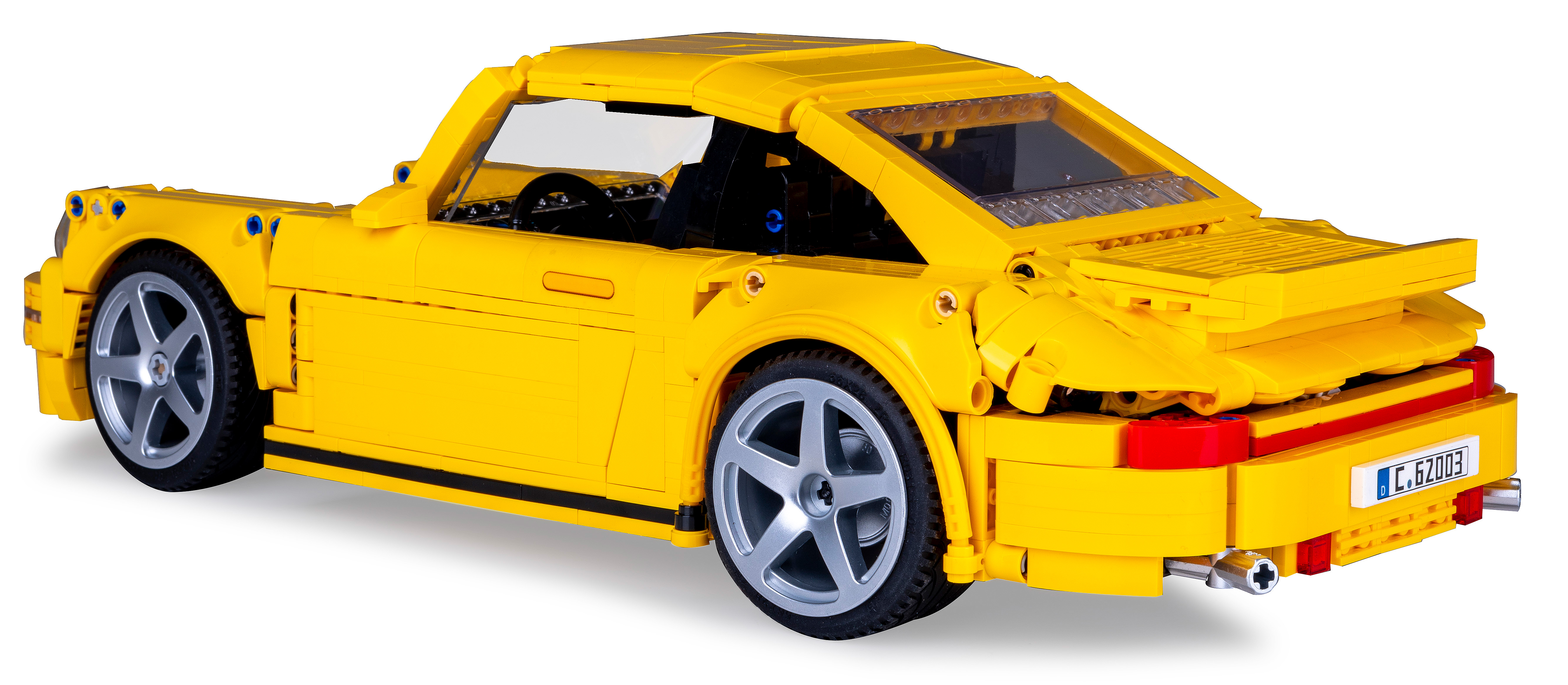 Gelber Lego Porsche von hinten. Die Türen sind geschlossen. Weißer Hintergrund.