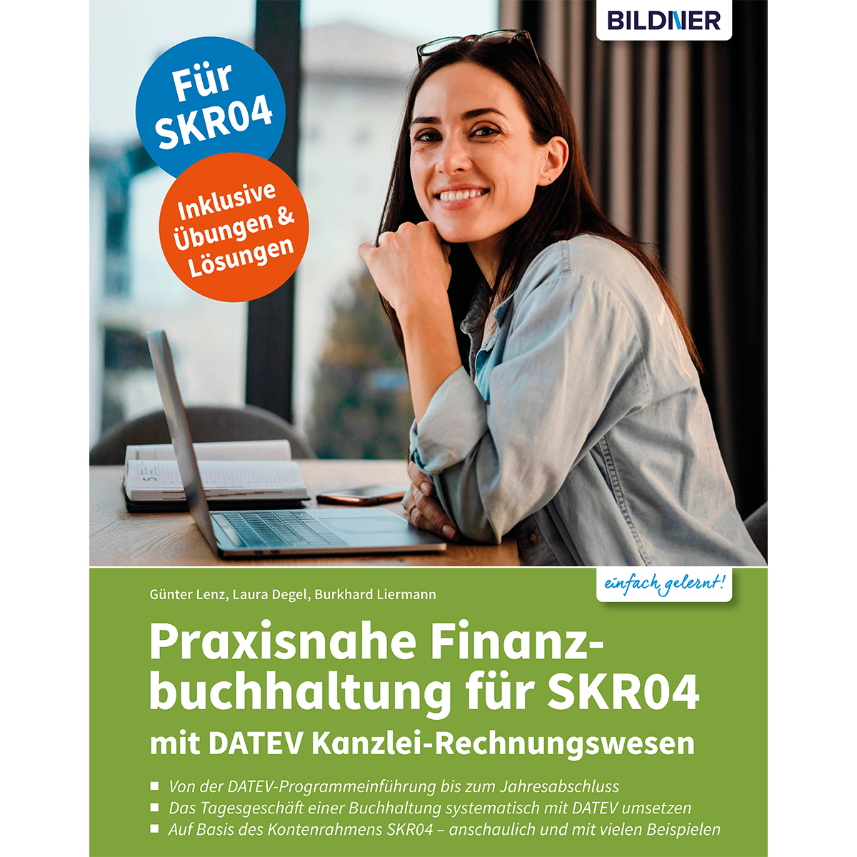 Buchcover 'Praxisnahe Finanzbuchhaltung für SKR04'. Frau lächelt an einem Laptop. Orange und blaue Kreise.