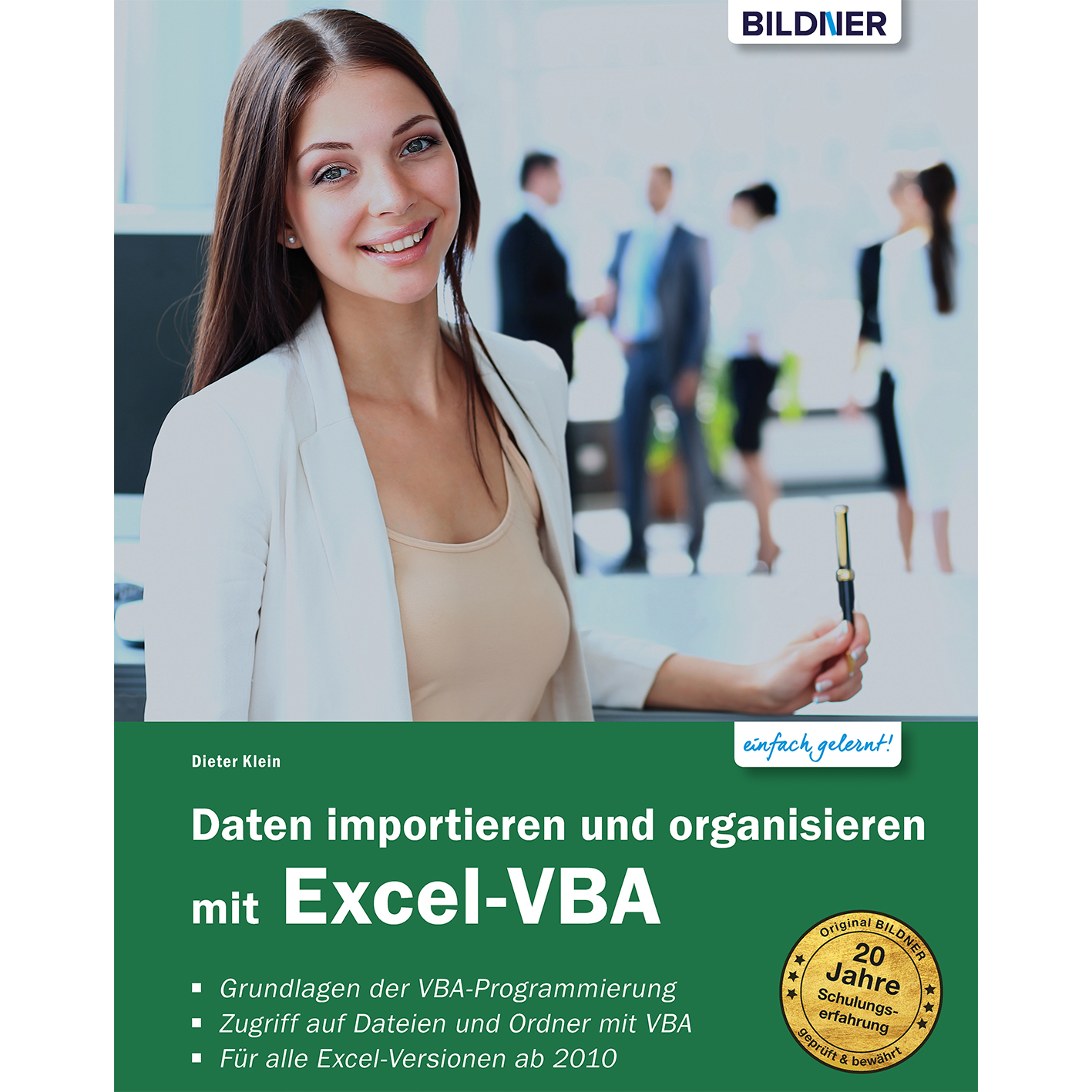 Eine Frau in einem weißen Blazer hält einen Stift und lächelt in die Kamera. Das Buchcover hinter ihr lautet 'Excel-VBA'.