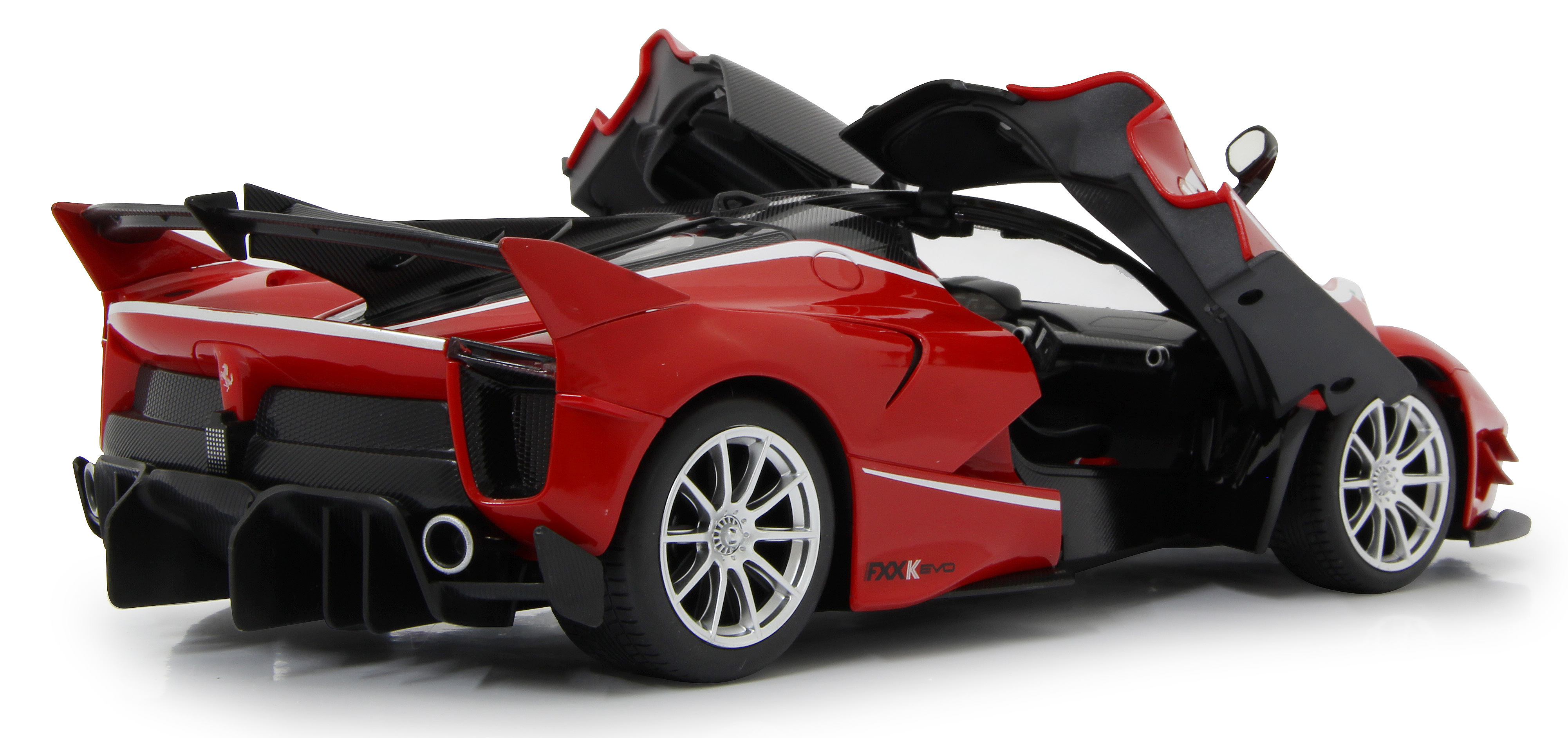 Ein rotes Ferrari-Spielzeugauto hat seine Türen geöffnet und steht vor einem sauberen, weißen Hintergrund.