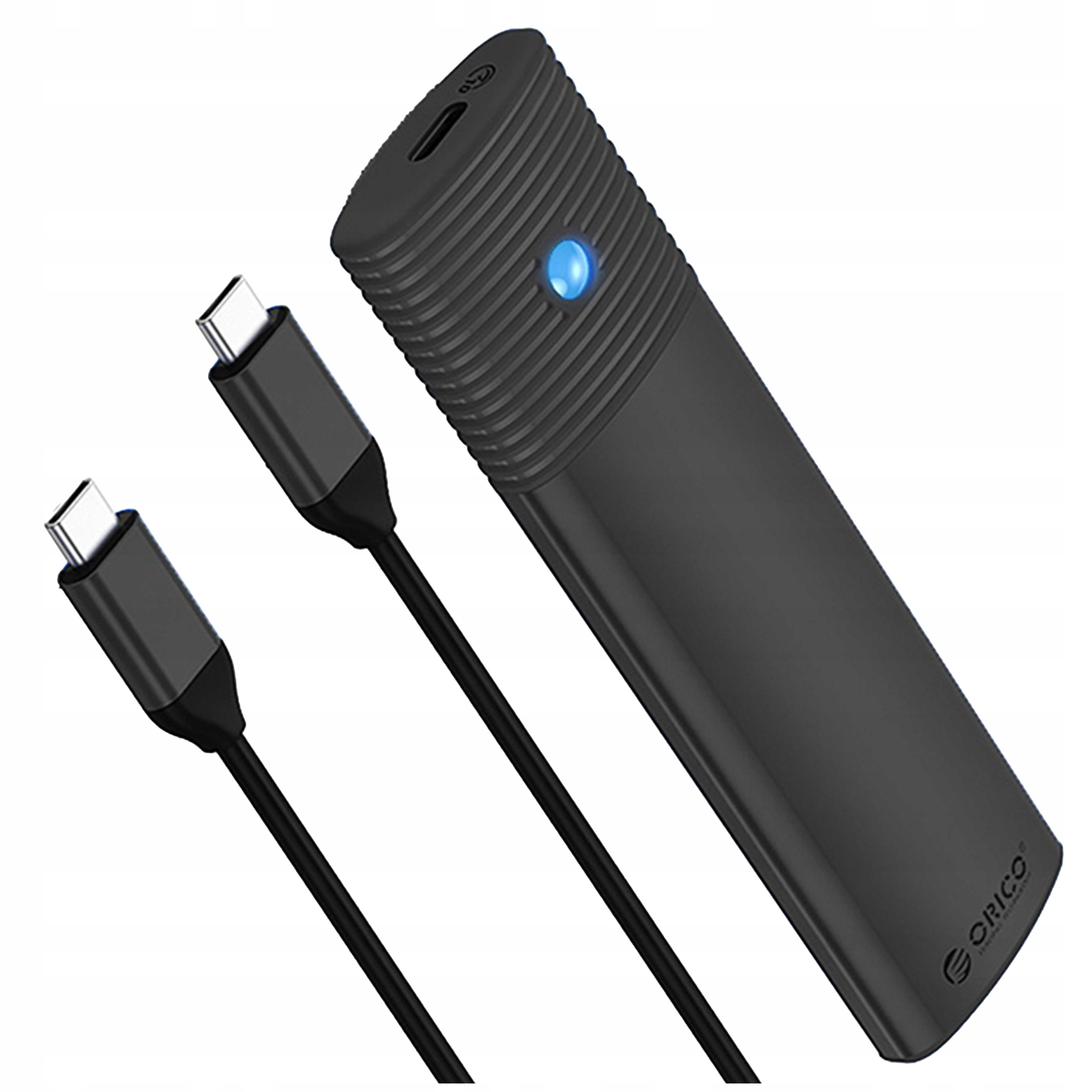 Czarny zewnętrzny dysk twardy z dwoma czarnymi kablami USB-C. Dysk ma niebieskie światło.