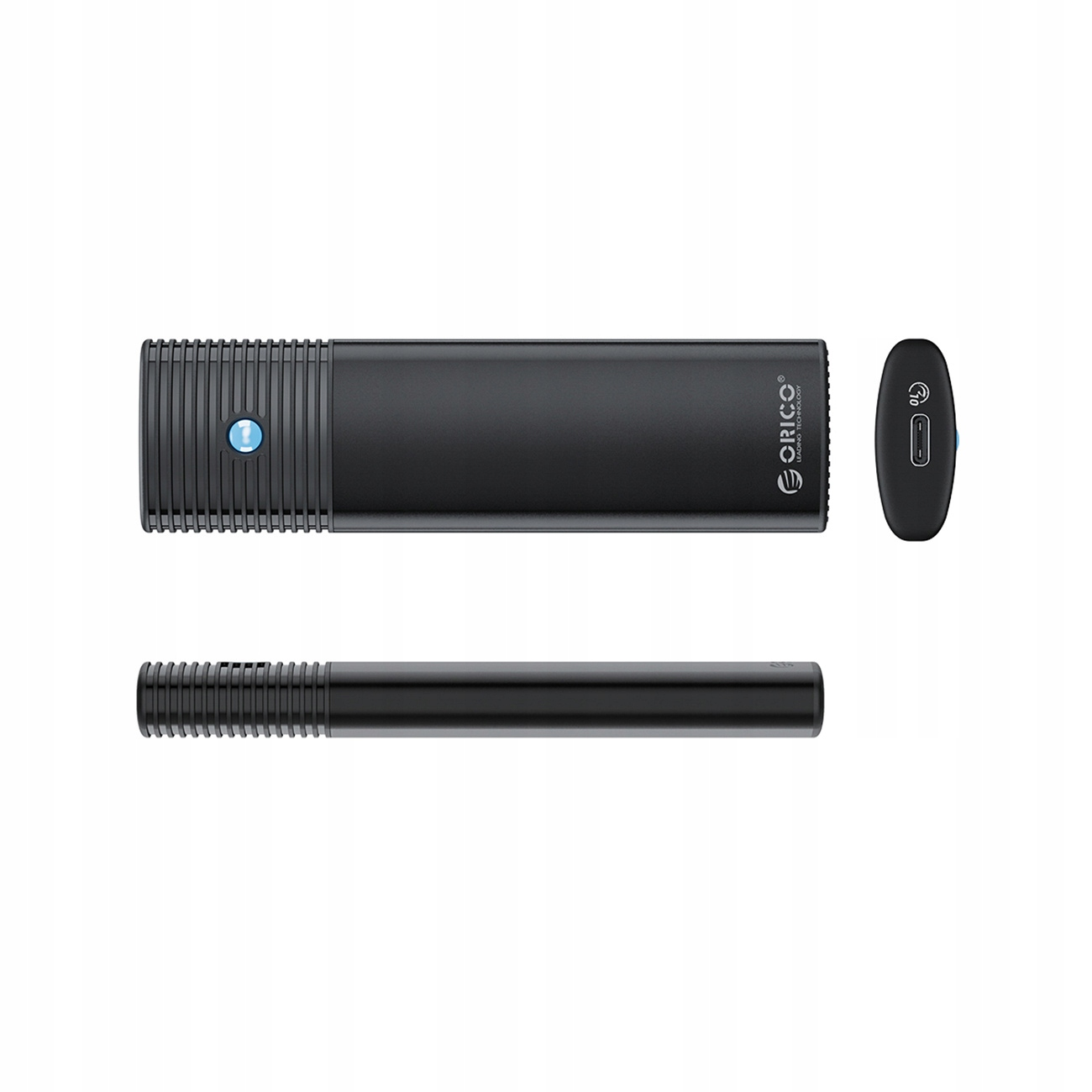 Czarny zewnętrzny dysk twardy z osobnym pilotem i czarnym kablem USB-C. Wszystko na białym tle.