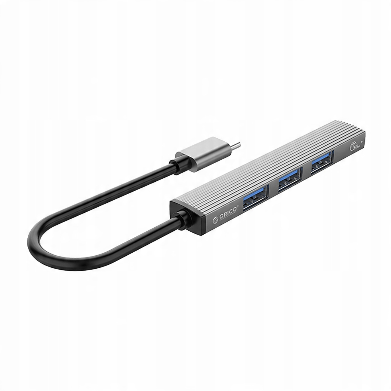 Srebrny hub USB z trzema portami USB i czarnym kablem. Hub jest na białym tle.