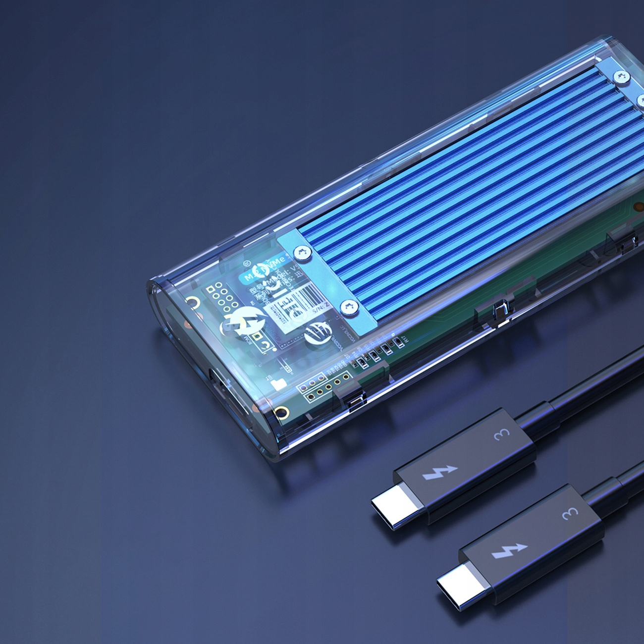 Przezroczysta obudowa z niebieskim metalowym elementem w środku. Podłączone kable USB-C.