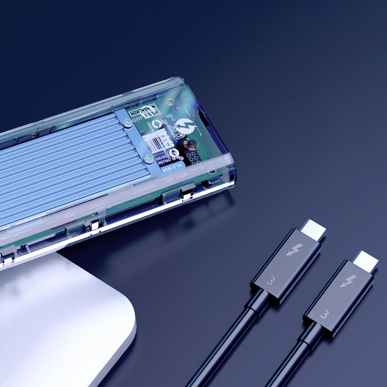 Przezroczyste urządzenie z niebieskimi żeberkami jest połączone z dwoma czarnymi kablami. Tło jest granatowe.