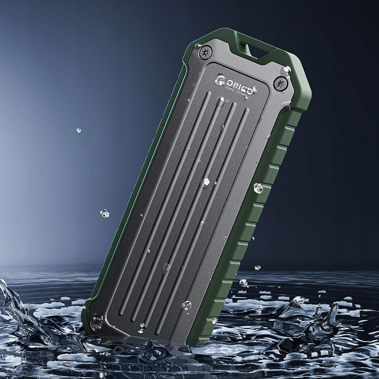 Czarny i zielony zewnętrzny dysk twardy w wodzie. Krople dookoła.