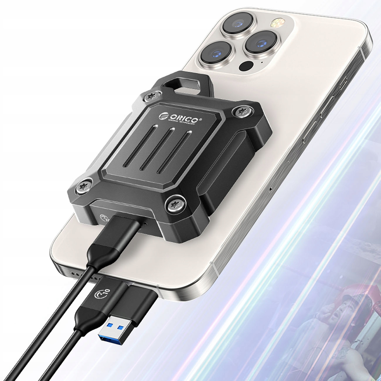 Telefon z czarnym etui i kablem USB podłączonym do czarnego urządzenia, na białym tle.