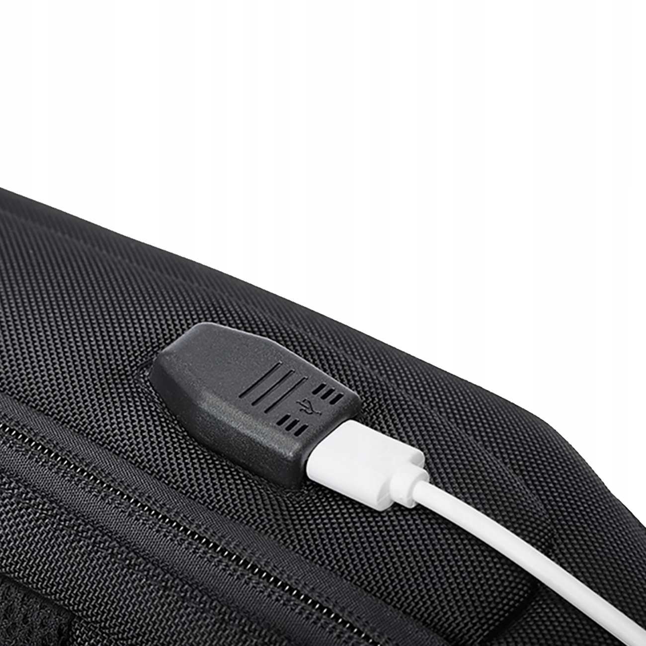 Zbliżenie kabla USB-C podłączonego do czarnego urządzenia.