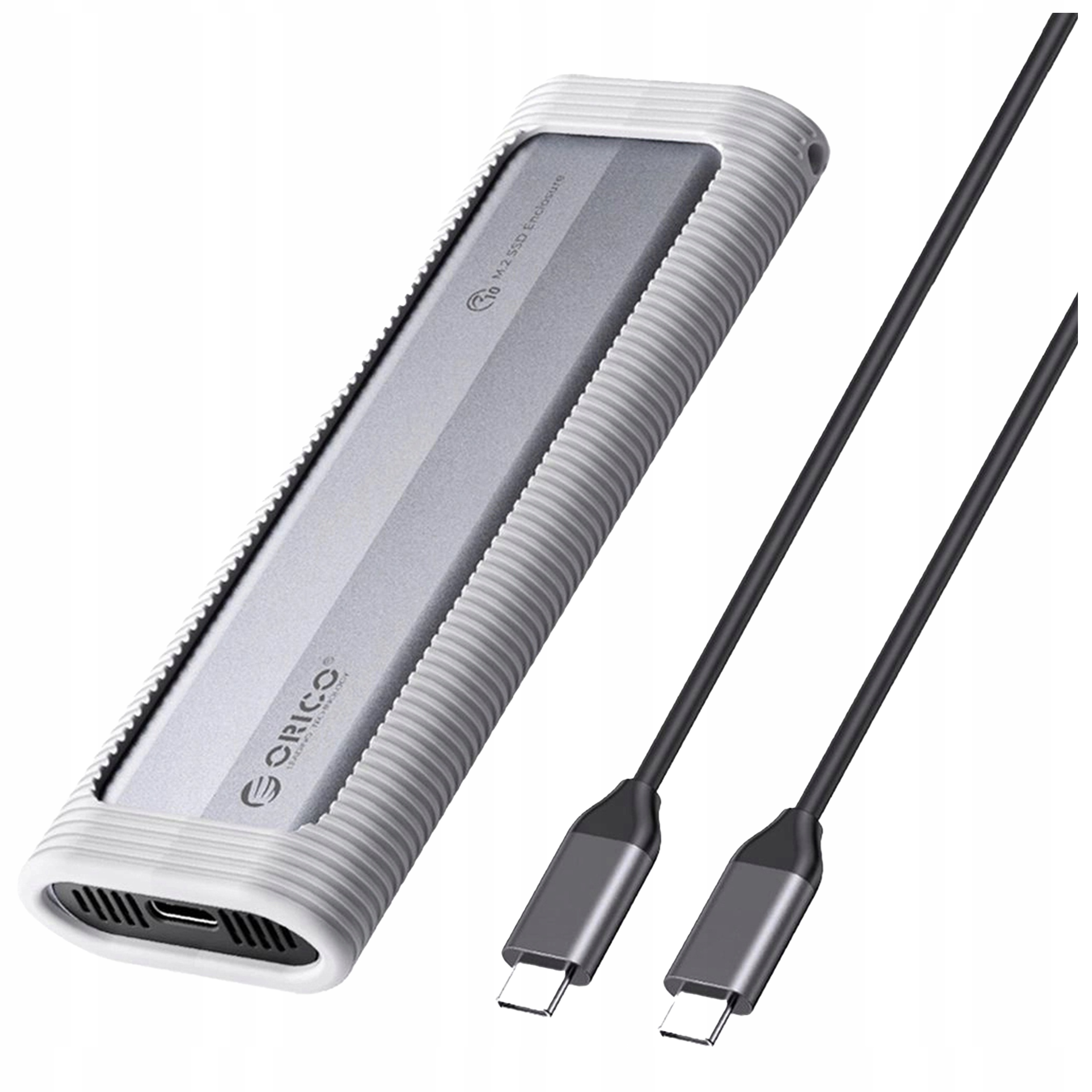 Srebrna obudowa SSD z białą osłoną ochronną, z kablami. Marka Orico. Tło jest białe.