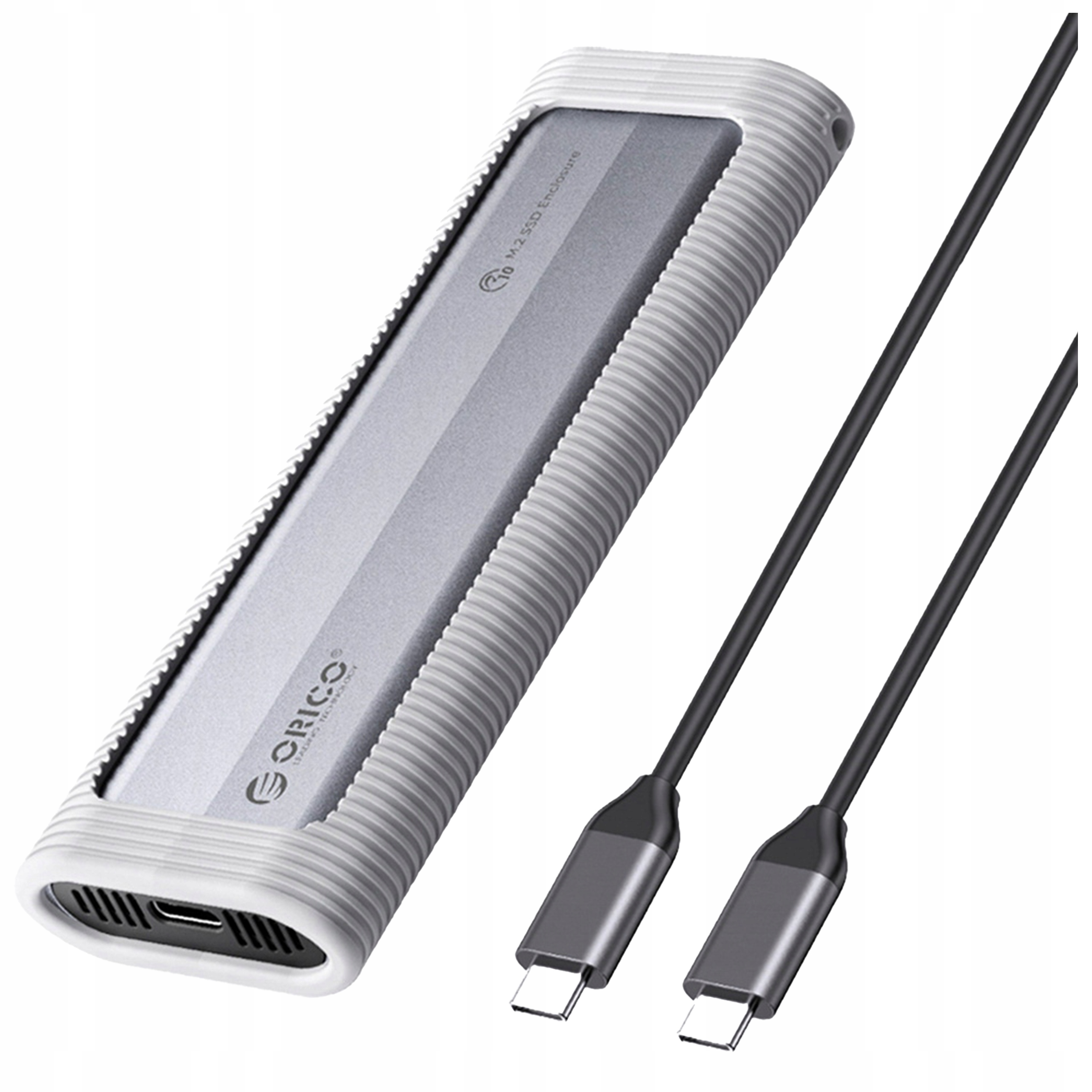 Srebrna obudowa SSD z białą osłoną, z kablami. Marka Orico. Tło jest białe.