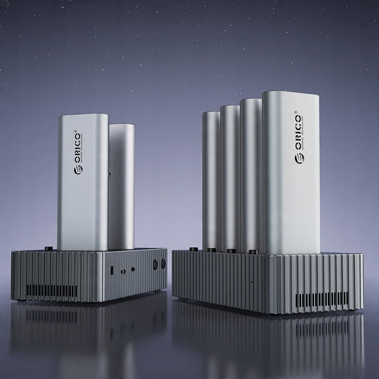 Dwa zestawy zewnętrznych dysków twardych na odblaskowej powierzchni. Tło to gwiaździsta noc.