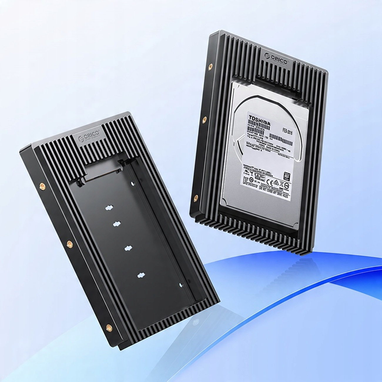 Dwie czarne obudowy dysków twardych z dyskiem twardym w środku. Obudowy znajdują się na gradientowym tle.