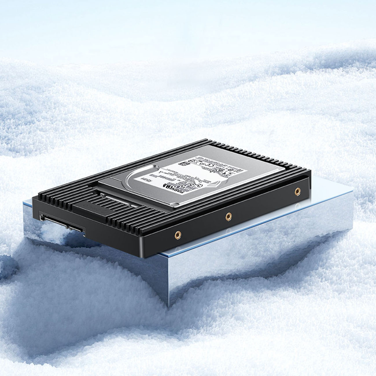 Dysk twardy w czarnej obudowie, umieszczony na metalowej powierzchni, na zaśnieżonym podłożu.