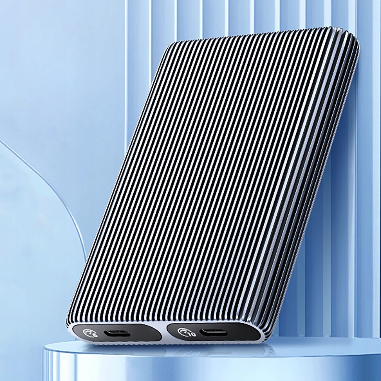 Un power bank a righe bianche e nere con due porte USB, su sfondo blu.