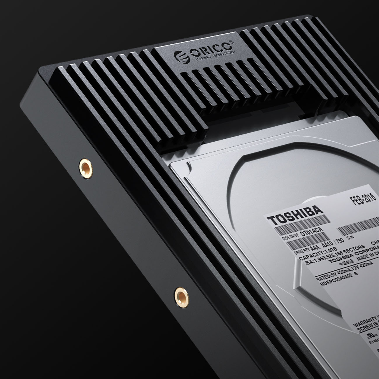 Zbliżenie czarnej obudowy dysku twardego z dyskiem twardym w środku. Obudowa ma złote śruby.