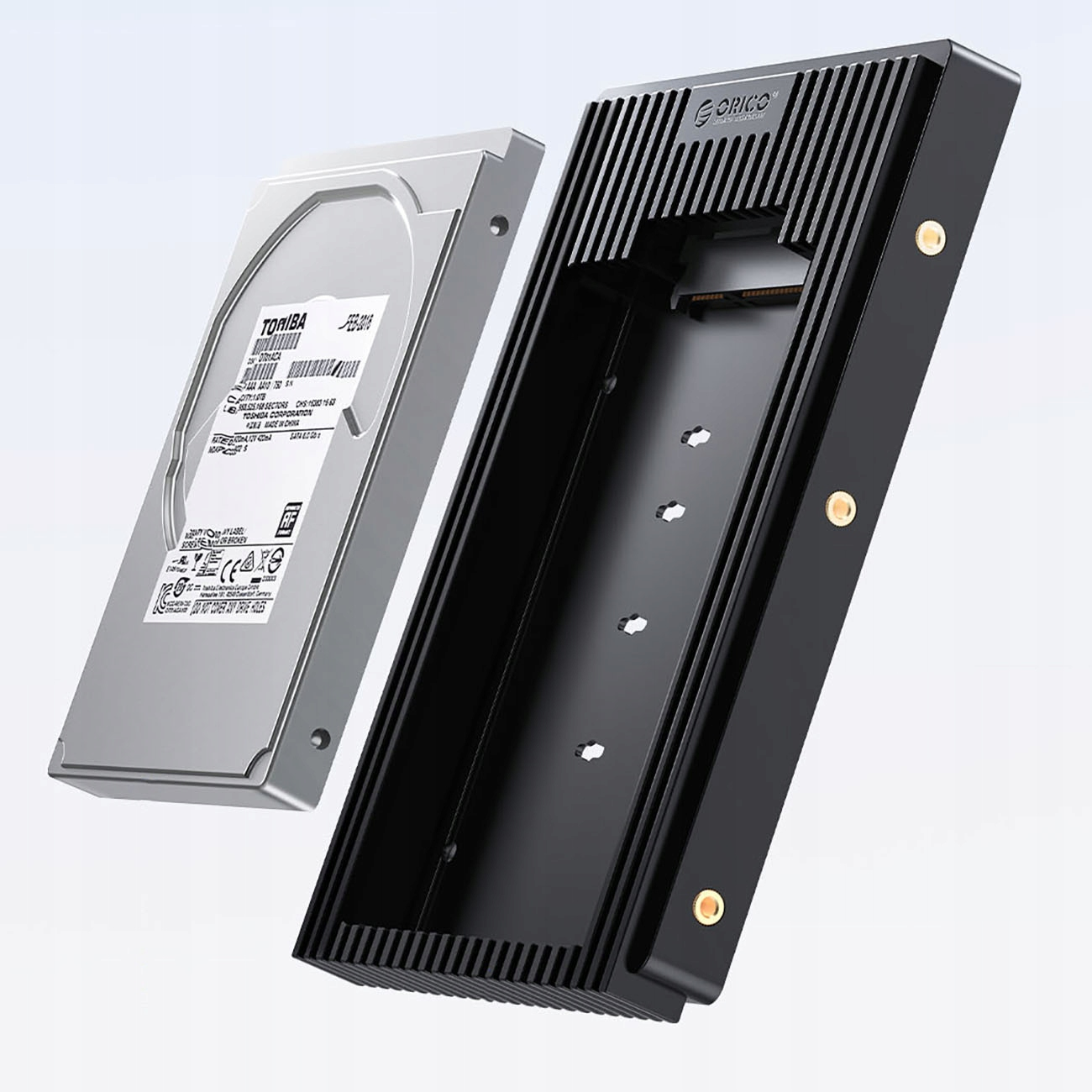 Dysk twardy obok czarnej obudowy. Dysk jest srebrny, obudowa czarna ze złotymi śrubami.