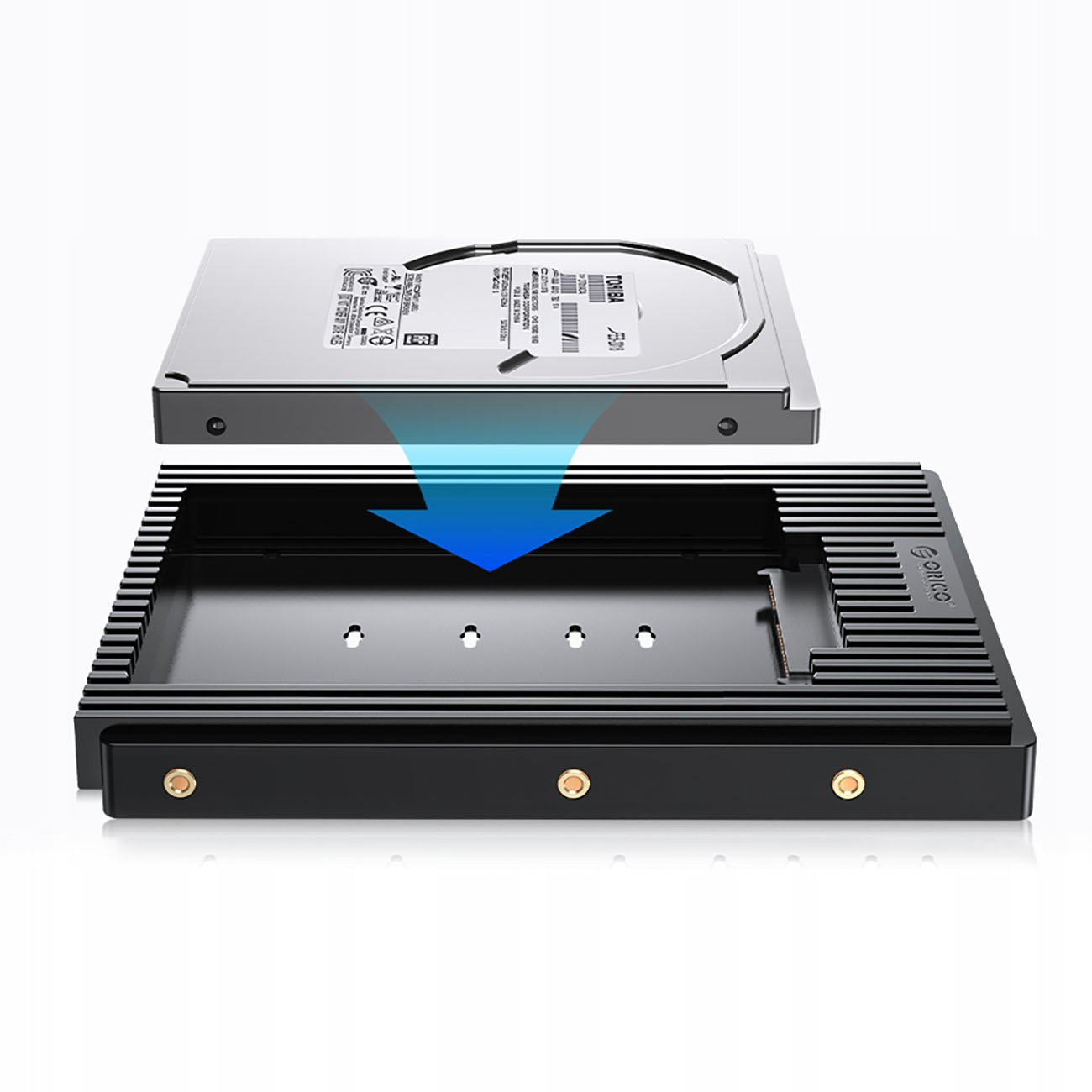 Dysk twardy ma zostać włożony do czarnej obudowy. Niebieska strzałka pokazuje kierunek wkładania.